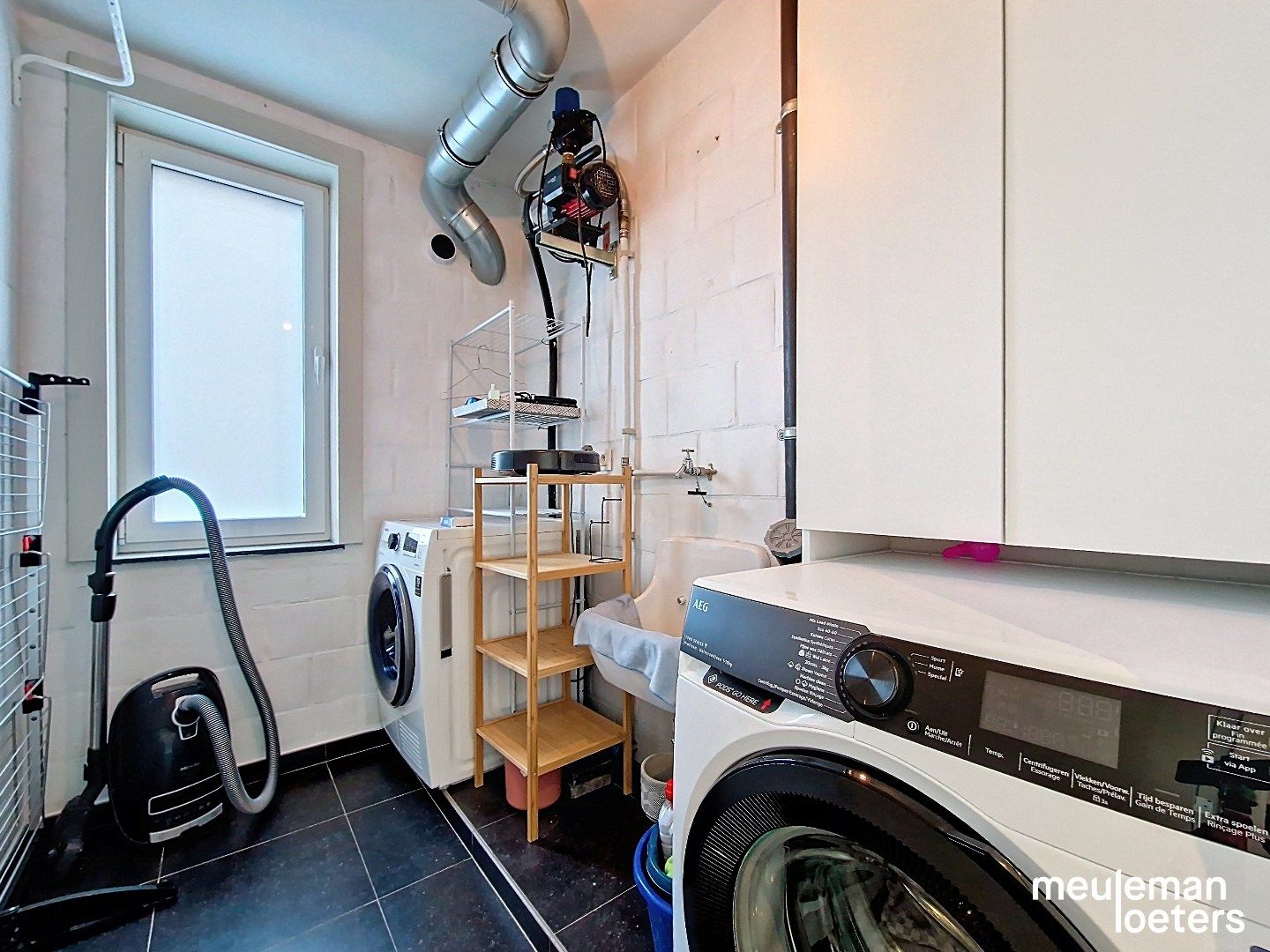 Ruime  halfopen woning met twee garages foto 15