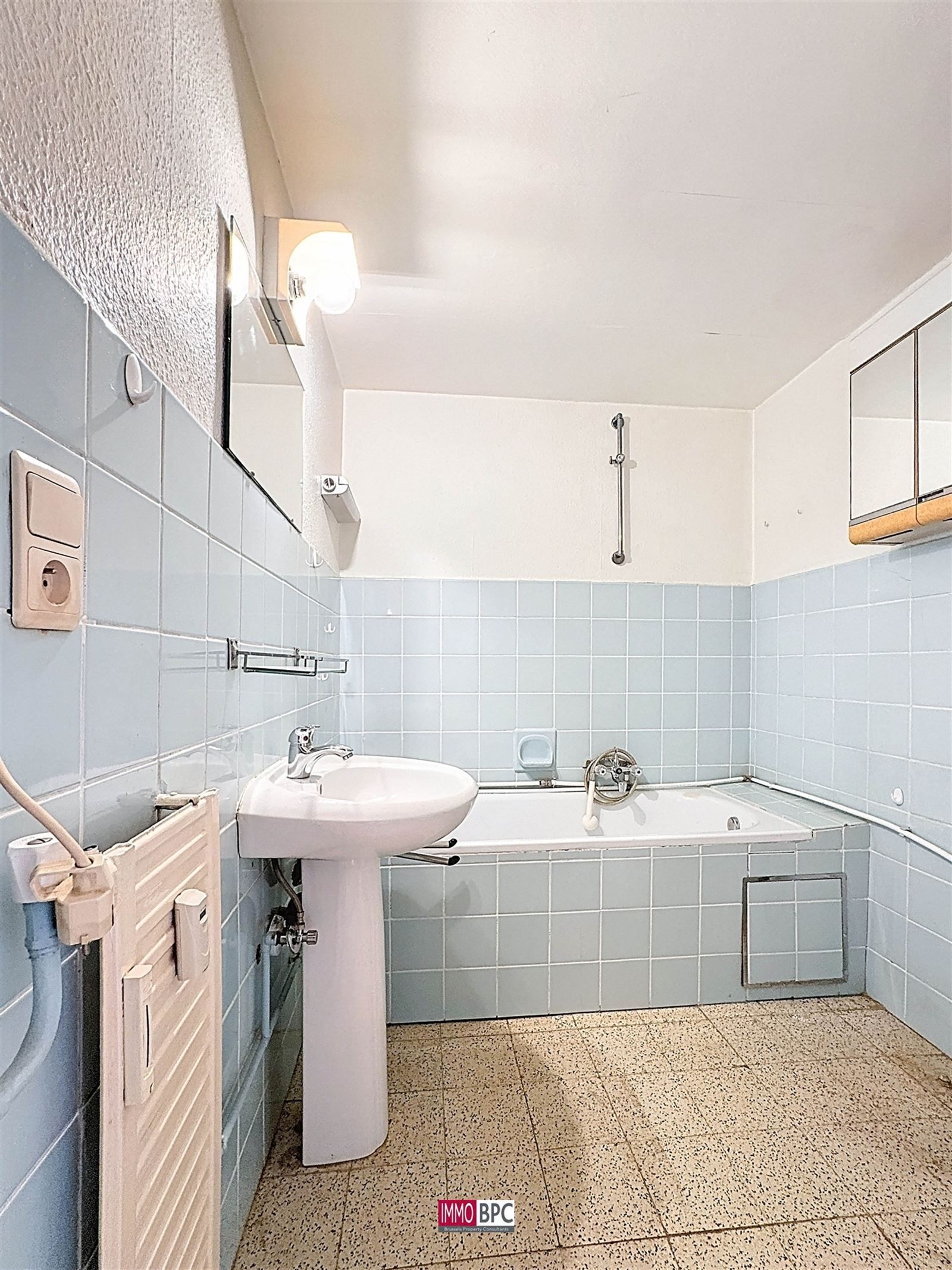 te renoveren appartement met groot terras! foto 14