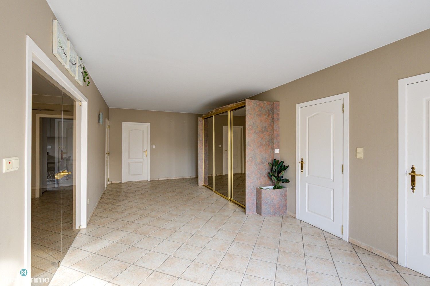 UITZONDERLIJK RUIME WONING MET 5 SLAAPKAMERS EN ONDERHOUDSVRIENDELIJKE TUIN TE MOPERTINGEN foto 2