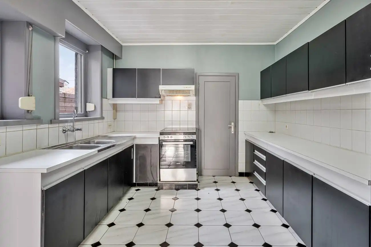 Charmante gesloten (kangoeroe)woning met heel wat potentieel op een gegeerde locatie in Oostakker! foto 6