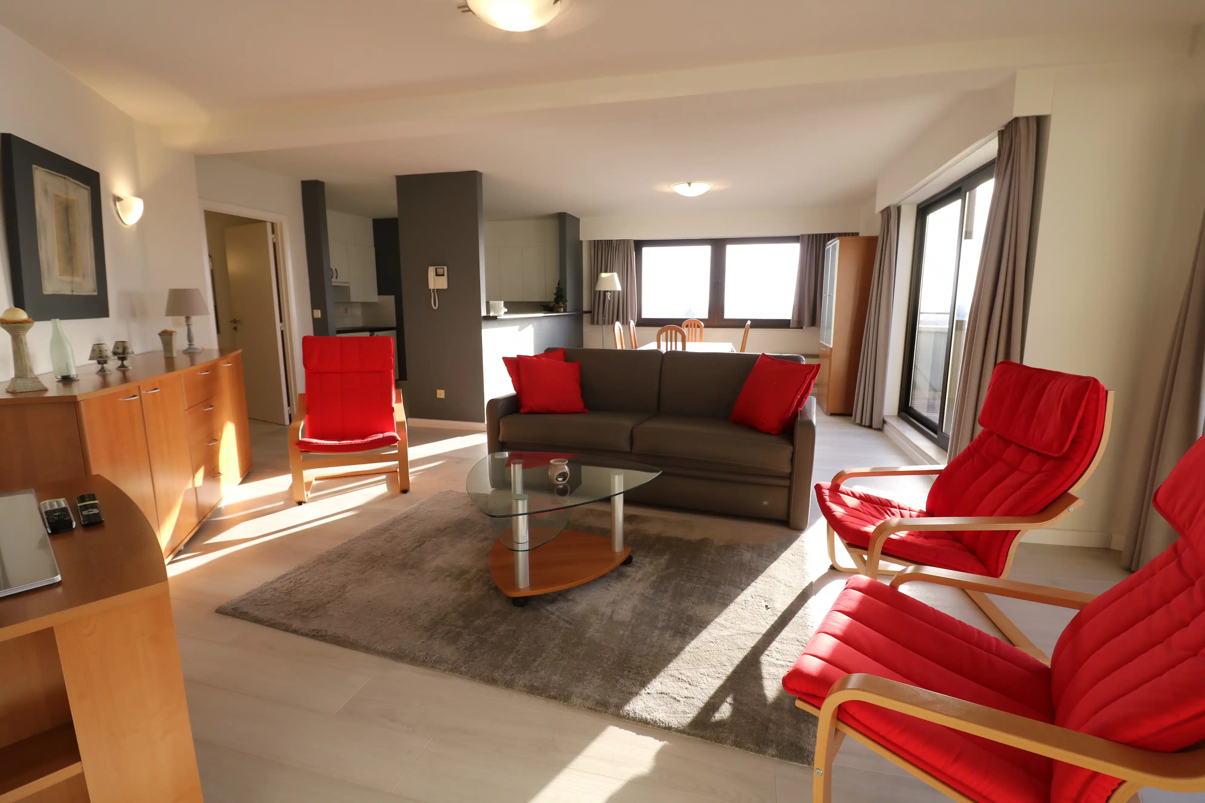 Zeer ruim 1-slaapkamerappartement (86m²) met bijzonder groot terras op de 9de verdieping van de residentie Bristol Palace foto 2