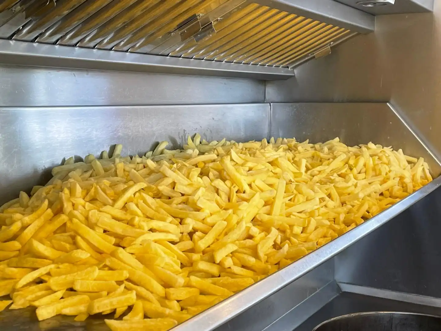 Puur frituur, uiterst goed gelegen met woonst en parking te Sint-Jozef! foto 4