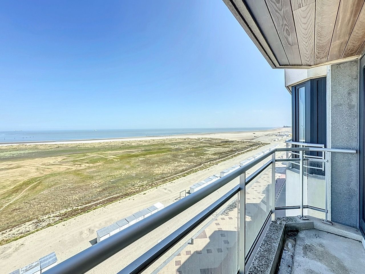 Buitengewoon ruim appartement met frontaal zeezicht en een woonkamer van maar liefst 8,12 m breed! foto 2
