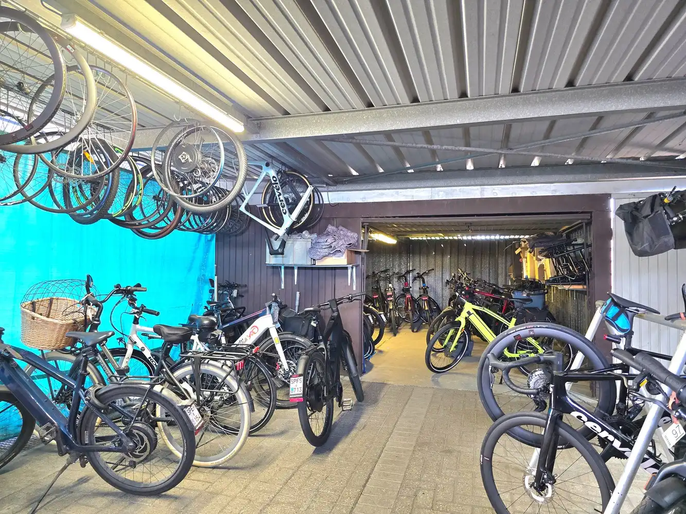 TE KOOP : WINKEL / TOONZAAL 386 m² met ruime woonst (momenteel "FIETSEN GAETHOFS") - ideale investering op een toplocatie! foto 15