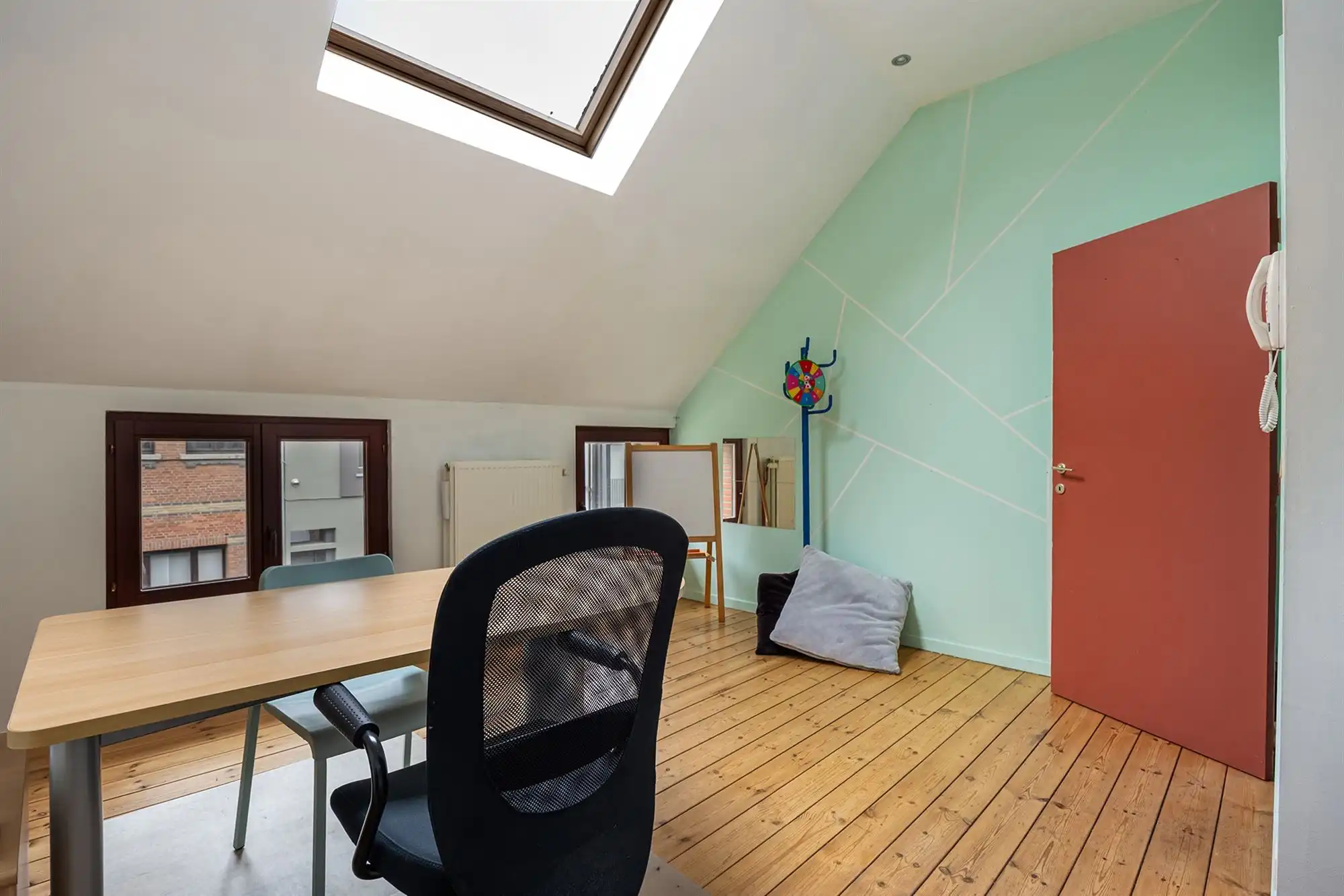 Charmant huis met twee slpks en leuke tuin foto 13