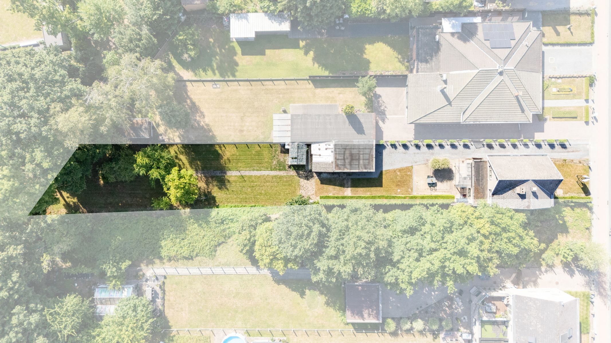 Gezinswoning met 3 slpk, grote tuin, garage en staanplaatsen foto 2