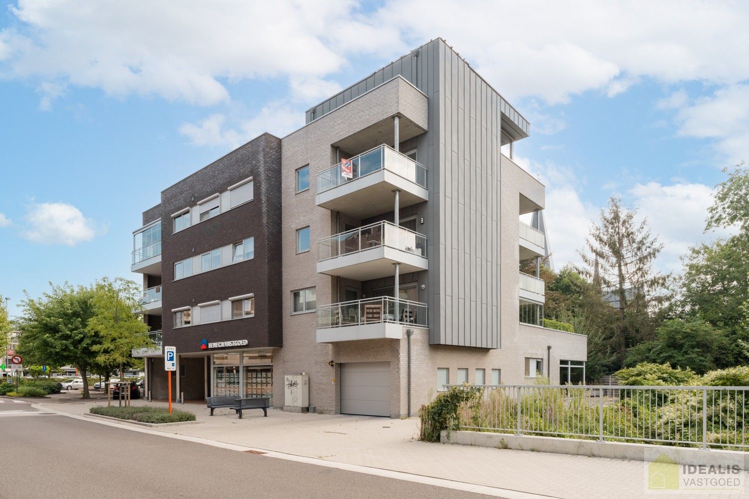 IDEALIS VASTGOED  - Luxueus, zeer hoogwaardig afgewerkt , instapklaar gelijkvloers appartement  in het midden van het centrum van Neerpelt op wandelafstand van horeca, shopping en openbaar vervoer! foto {{pictureIndex}}