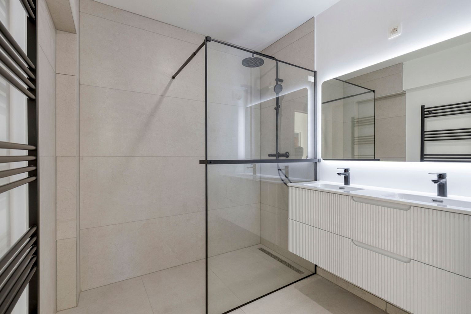 Volledig gerenoveerd en instapklaar 2 slaapkamer appartement foto 17