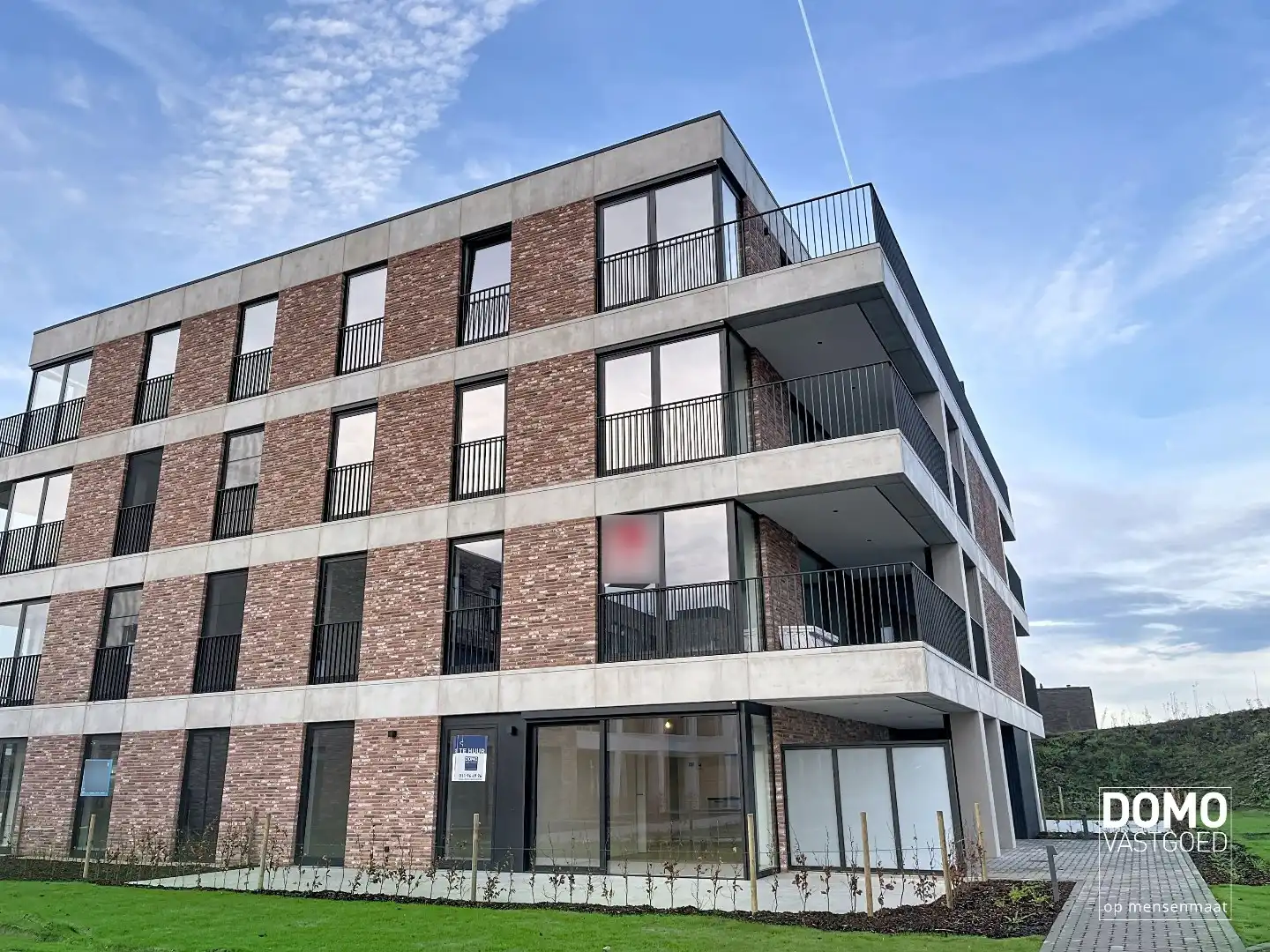 RUIM TWEE SLAAPKAMER APPARTEMENT MET TERRAS, LIFT EN AUTOSTANDPLAATS IN CENTRUM KERMT foto {{pictureIndex}}