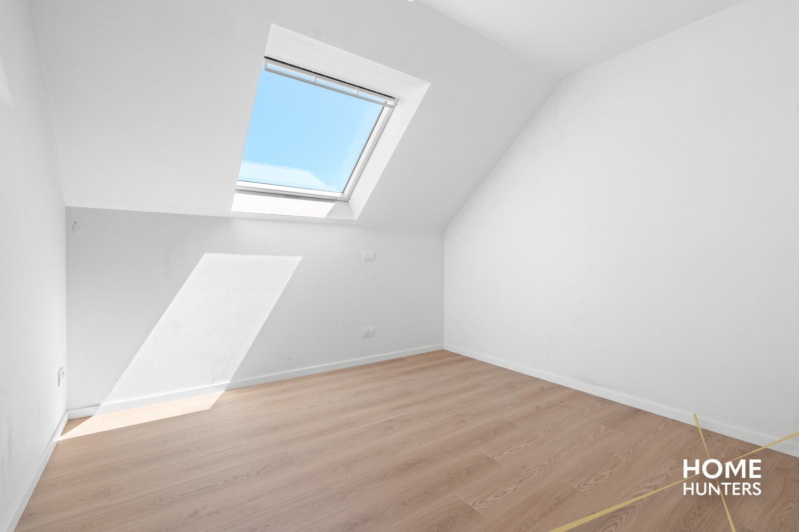 Halfopen nieuwbouwwoning in moderne stijl foto 8