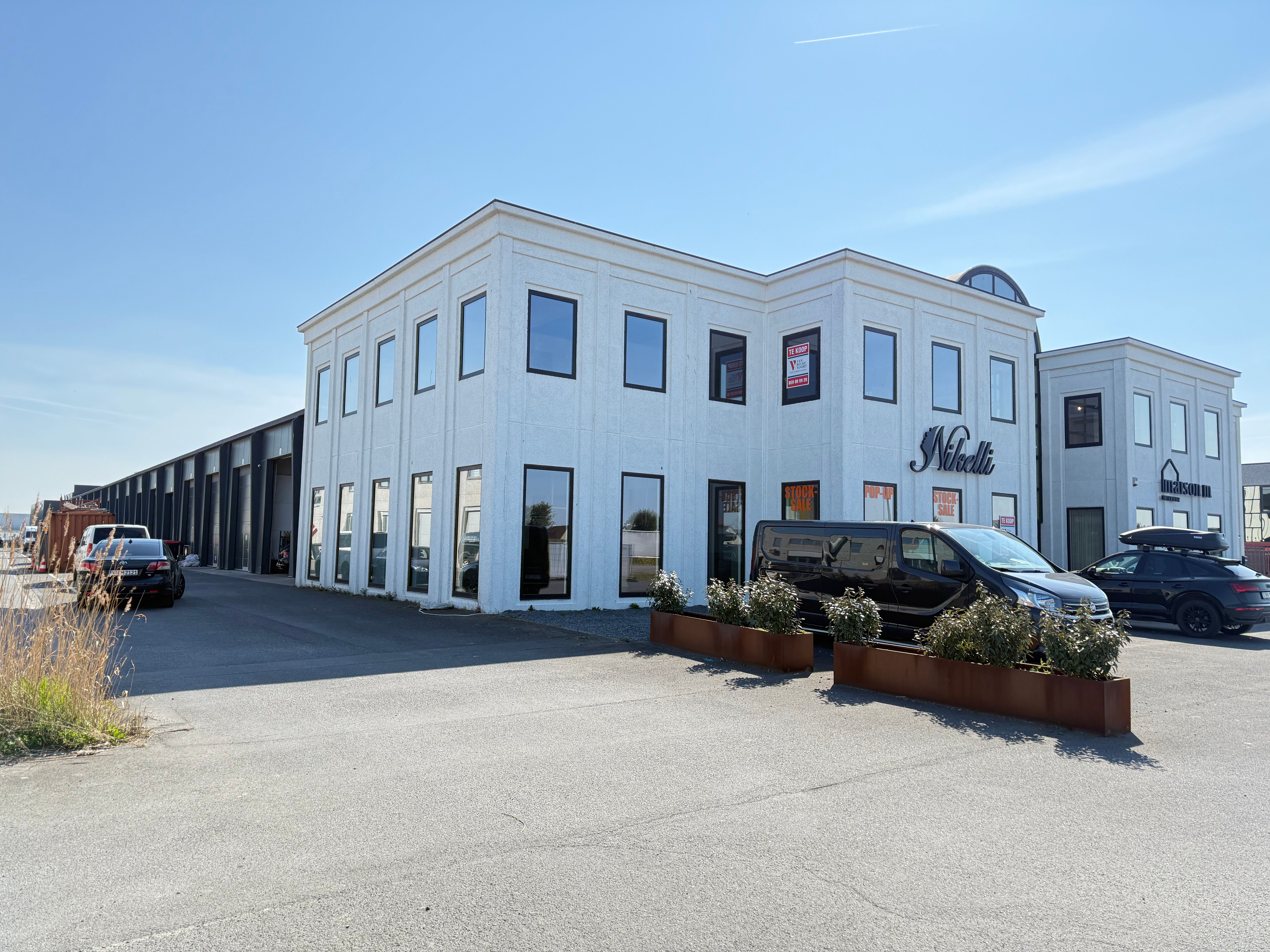 Instapklaar handelspand 428m² met 14 staanplaatsen foto {{pictureIndex}}