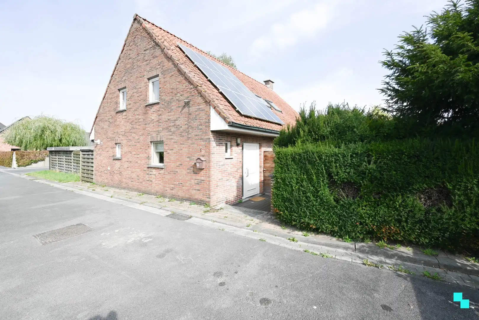 Alleenstaande, te renoveren villa in residentiële buurt foto 32