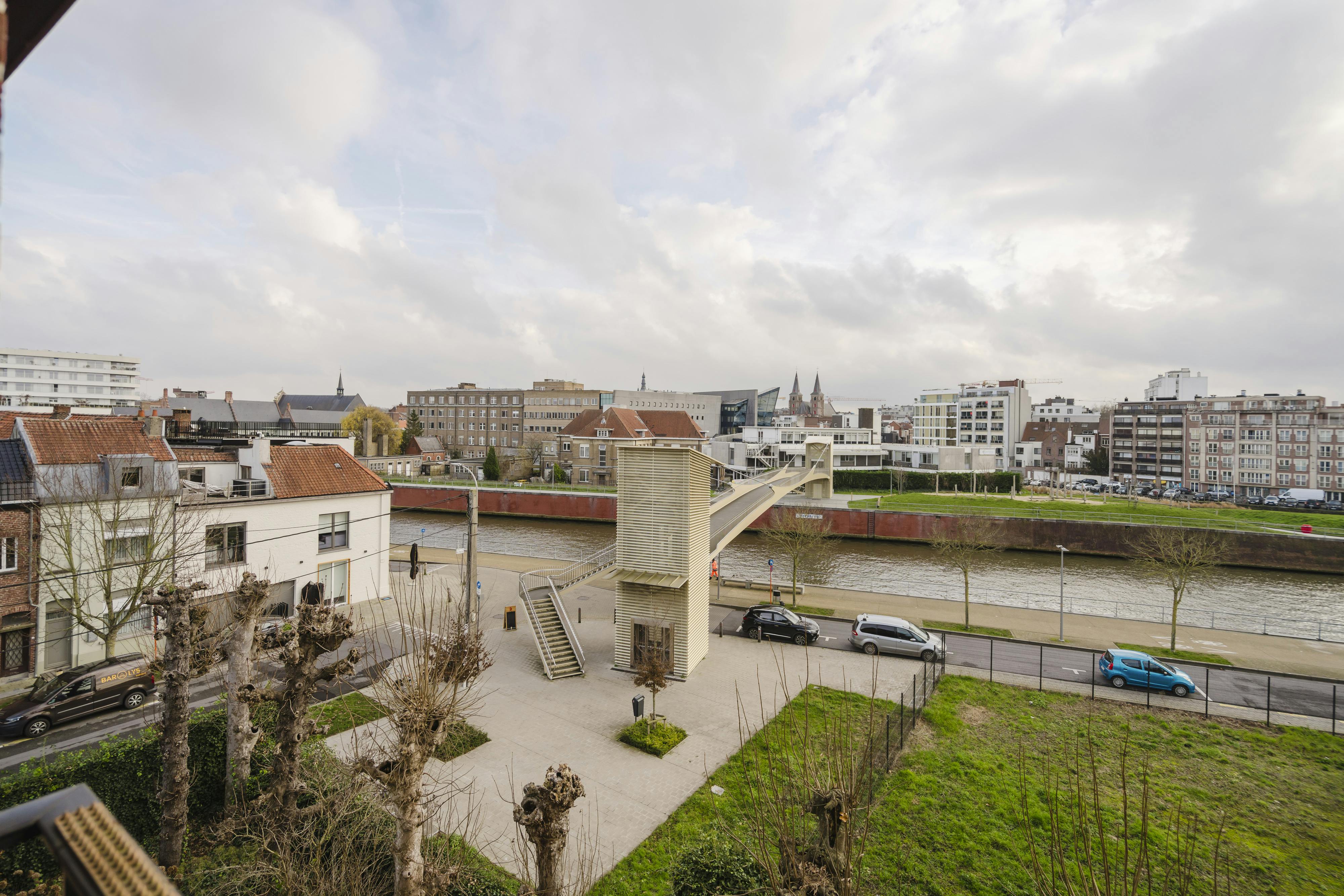 Ruim appartement met 3 slaapkamers en zicht op de Leie te koop in Kortrijk! foto 15