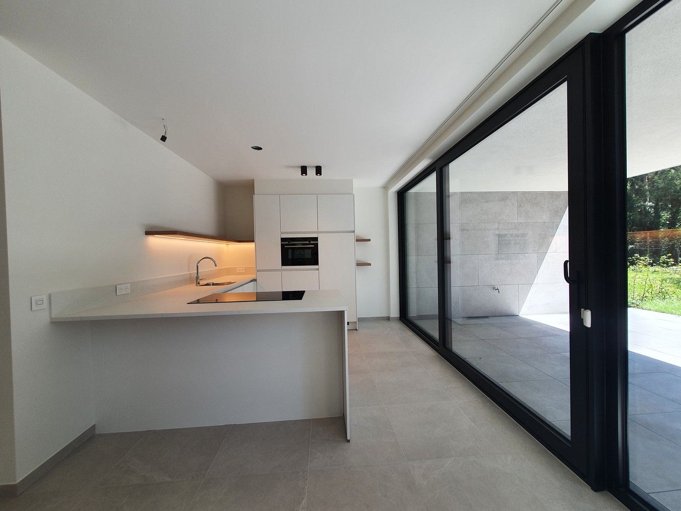 Luxueus nieuwbouwapp met 2 ruime slks en 2 prachtige terrassen (waarvan één met tuin), staanplaats en berging. foto 7