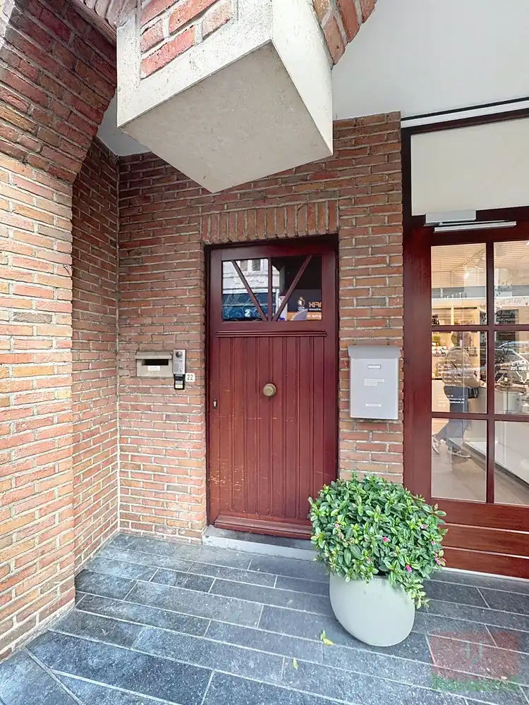 Triplex appartement (4 slaapkamers) met verhuurde winkelruimte en aparte garage te koop in centrum Zottegem foto 4