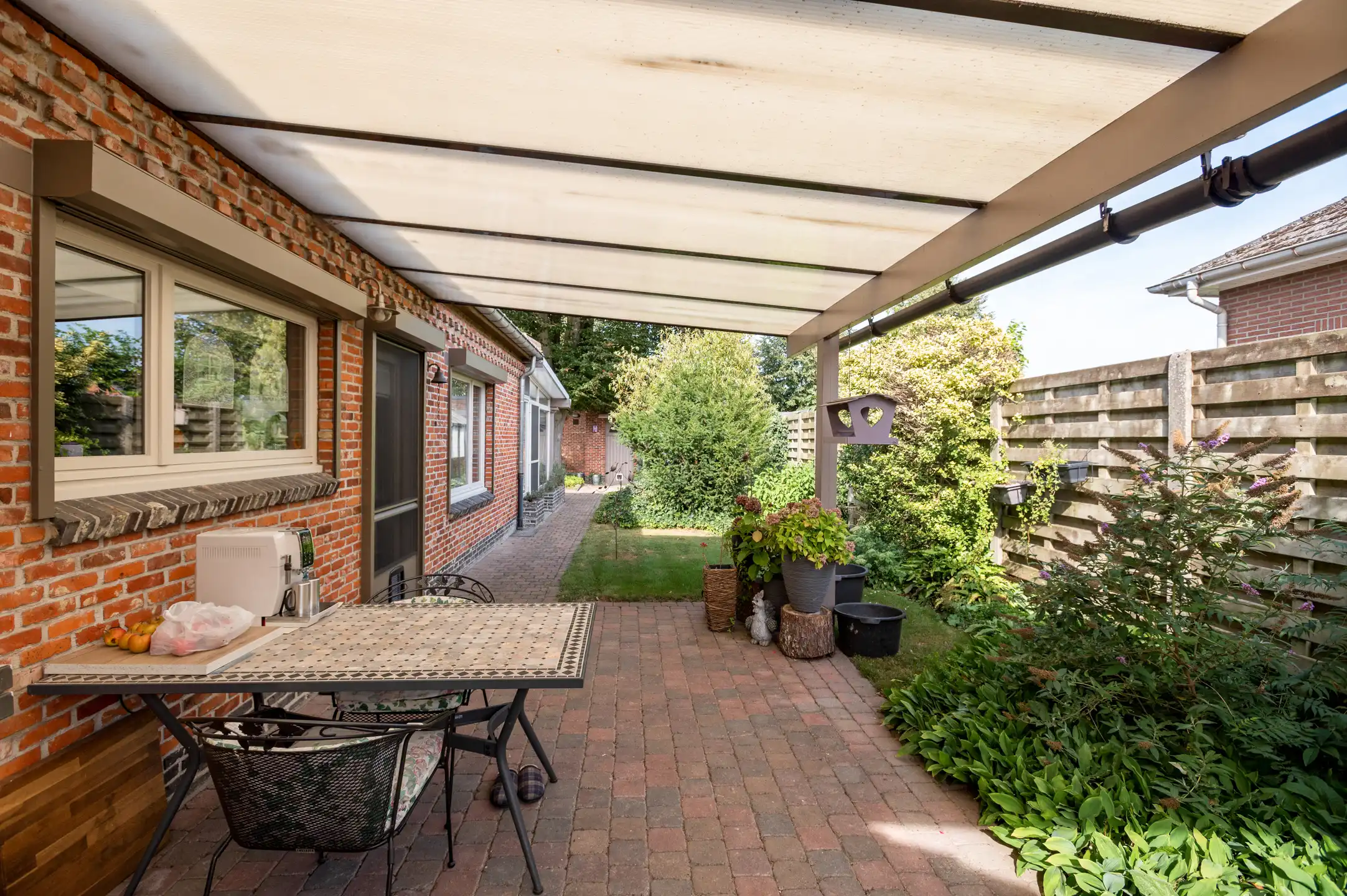 Mooie open bebouwing met knappe tuin in een rustige woonwijk foto 15