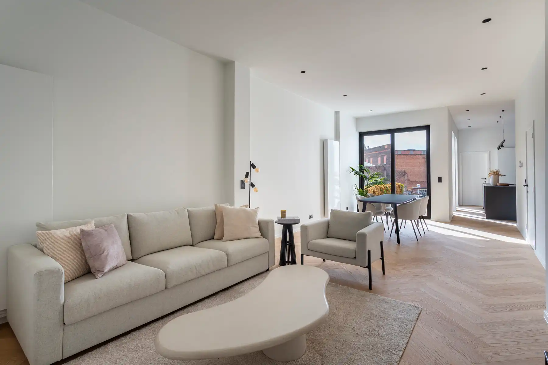 Totaalrenovatie 2 slaapkamers en toffe buitenruimte foto {{pictureIndex}}