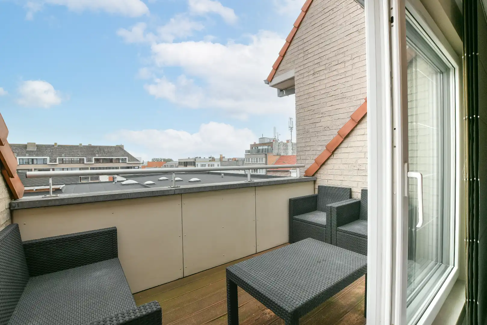 Mooi duplexappartement met 2 slaapkamers, zonnig terras en veel bergruimte te Oostende foto 5