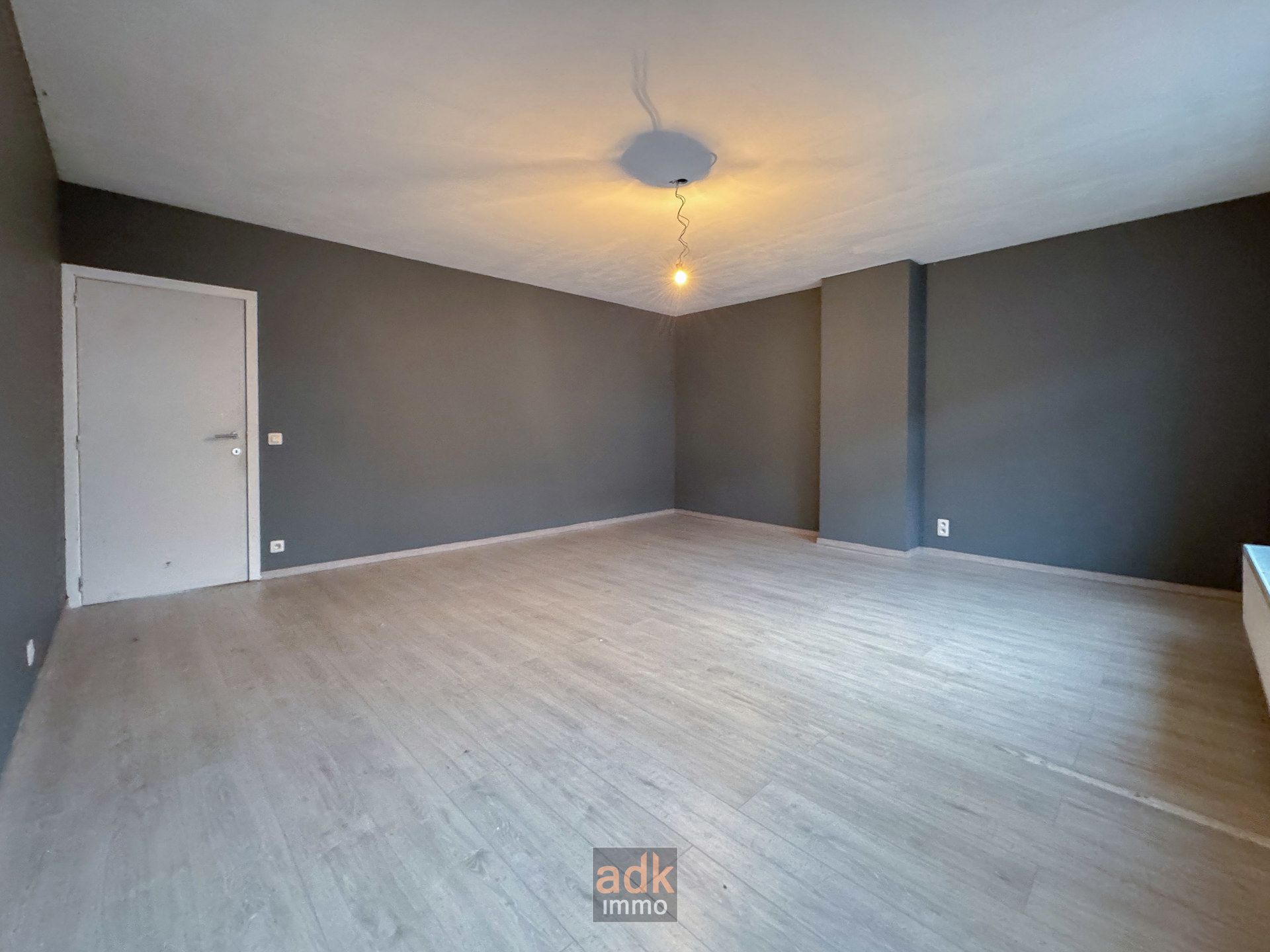 Herenhuis te koop met zuidwest gerichte tuin en parkeerplaats. Vernieuwd dak, nieuwe elektriciteit & nieuwe aardgas-CV foto 21