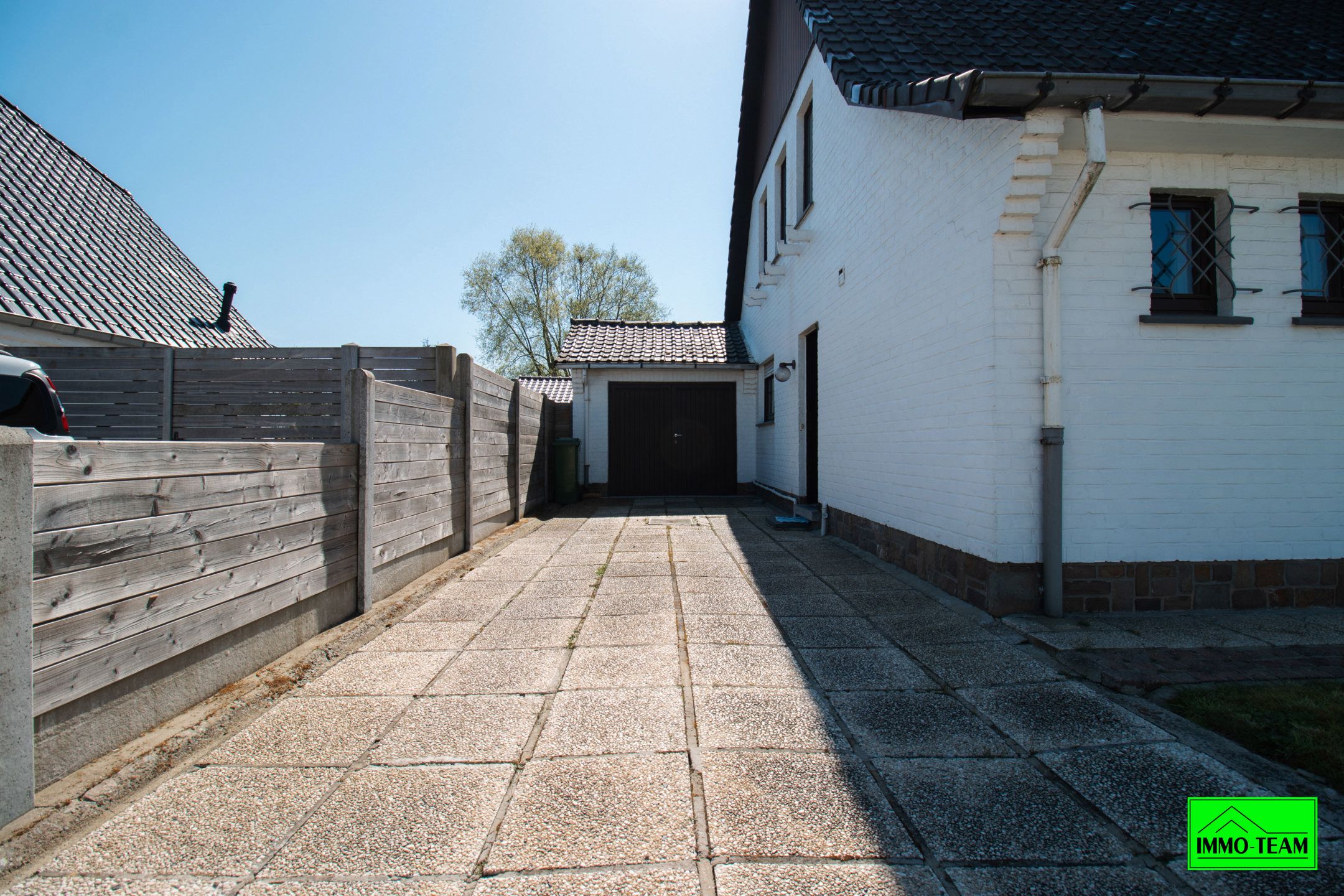 Charmante woning op een ruim hoekperceel in rustige omgeving foto 4