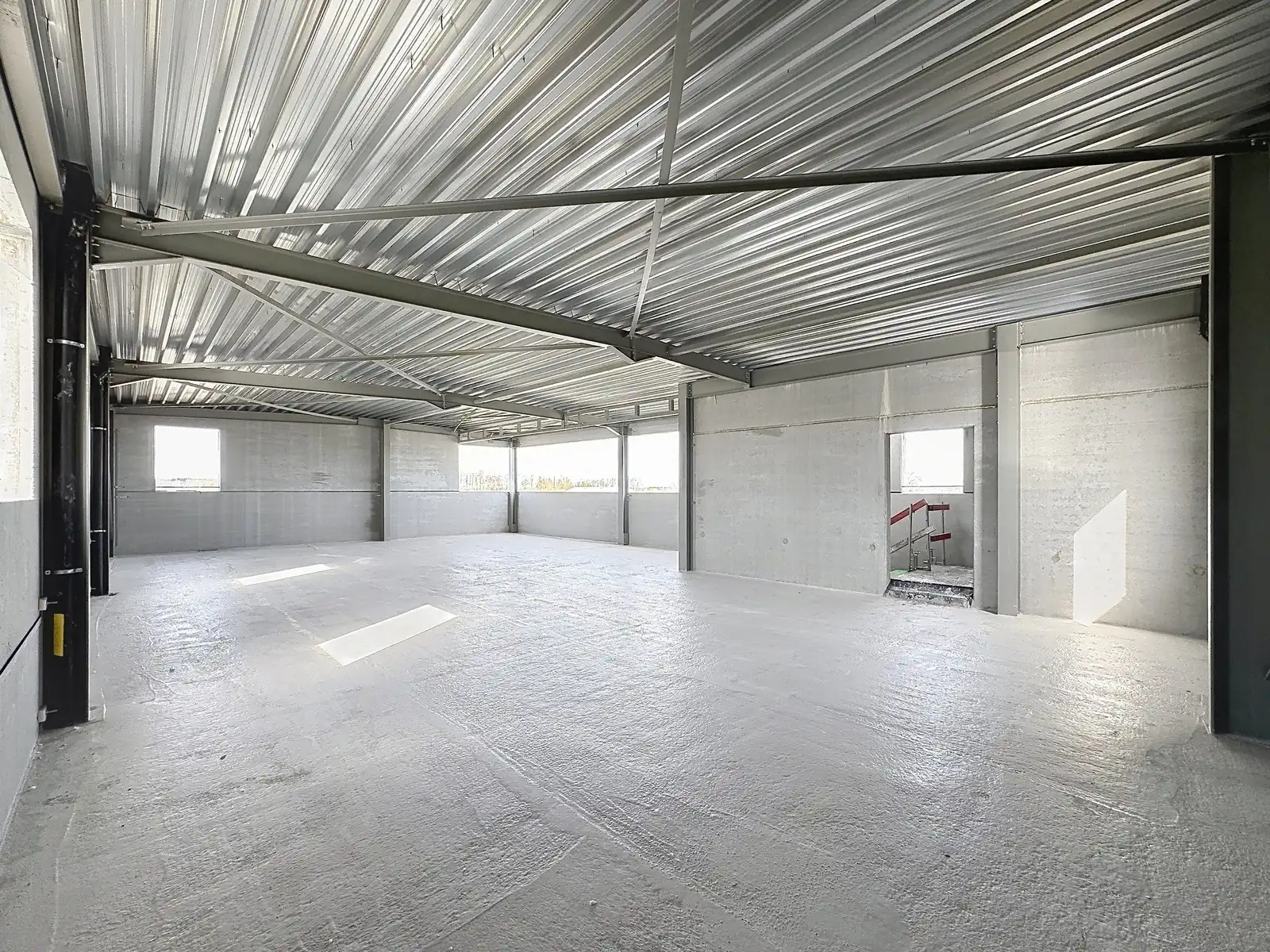 NIEUWE VOORWAARDEN! NB KANTOOR (164 m² - 1° verd.) met onderliggend MAGAZIJN (164 m² - op glv.), inclusief 6 private PARKEERPLAATSEN op industriezone "Schatting" te Zedelgem foto 2