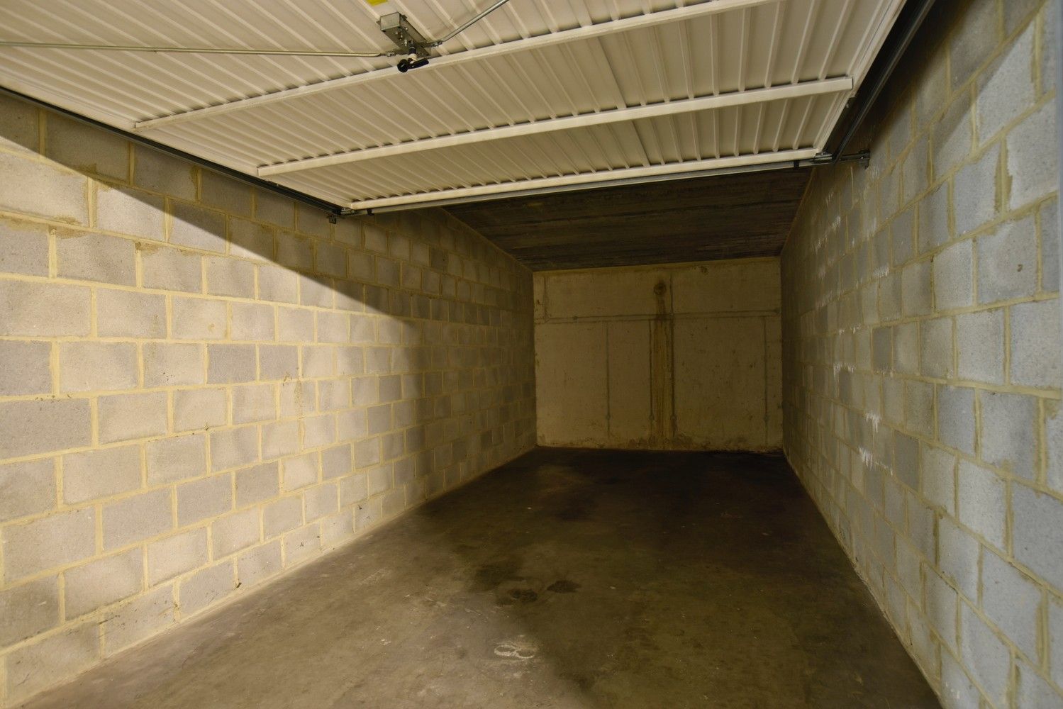 Ruime, afsluitbare garage, gelegen op slechts 100 m wandelafstand van de kleine ring in Hasselt foto 3