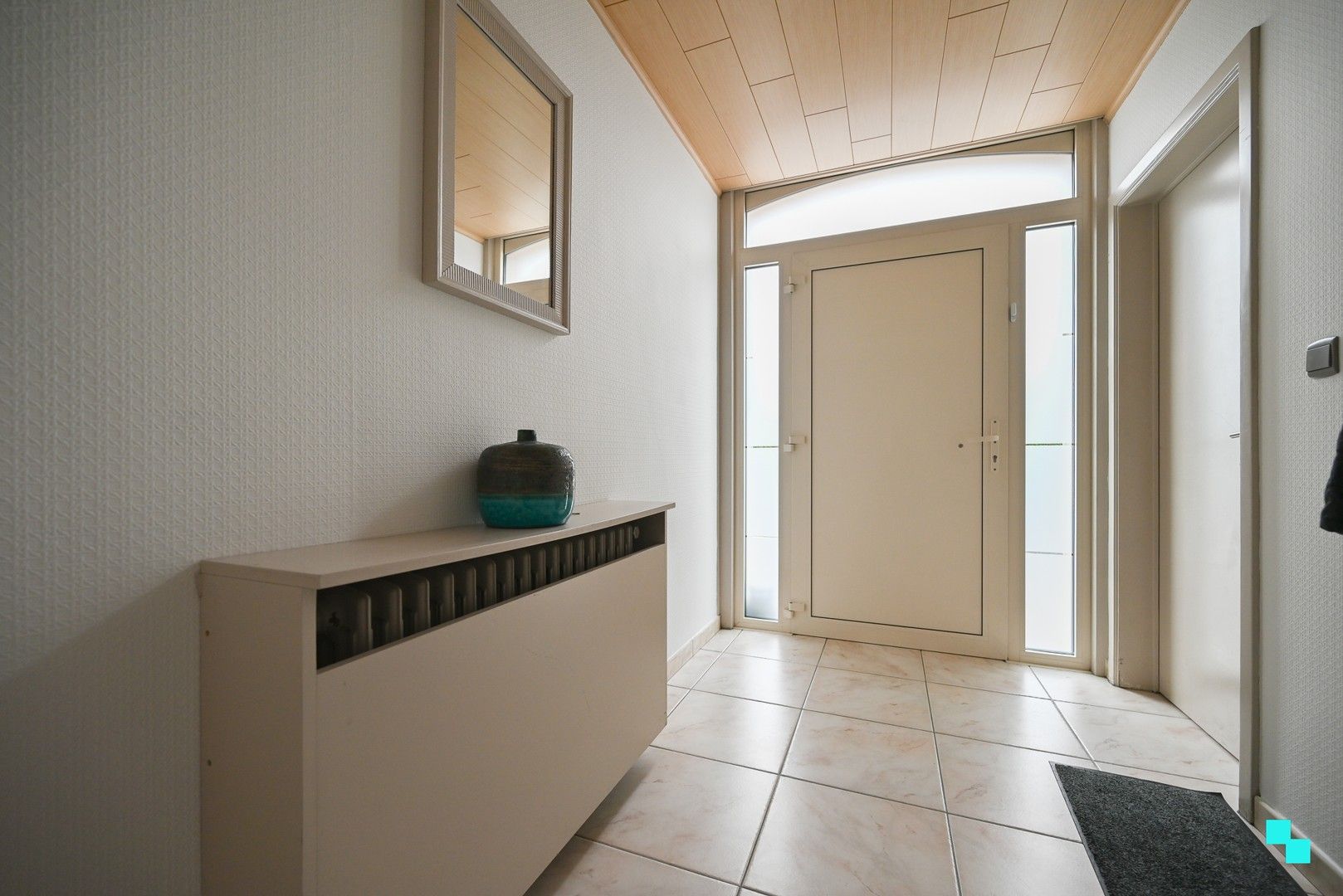 Gunstig gelegen ééngezinswoning te Sint-Eloois-Winkel met dubbele carport, garage en 4 slaapkamers foto 2
