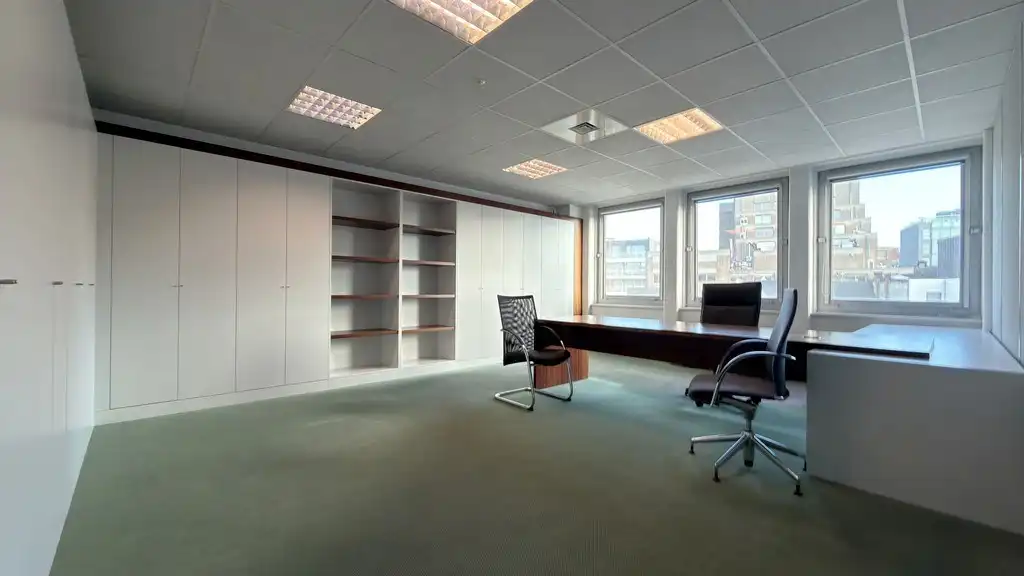 Ingedeeld kantoorverdiep te huur nabij station Antwerpen-Centraal foto 5