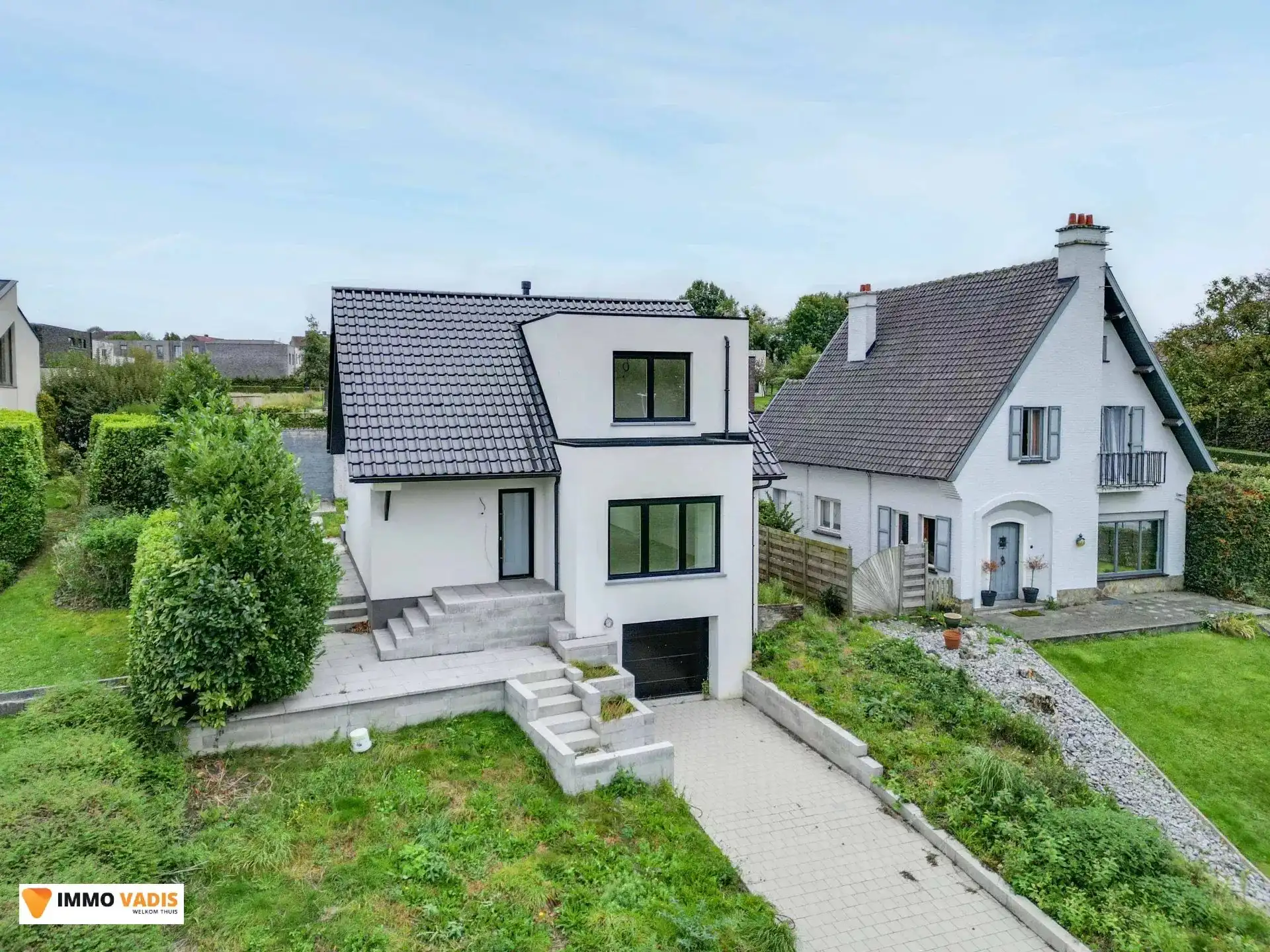 Moderne, energiezuinige woning in groene omgeving foto {{pictureIndex}}