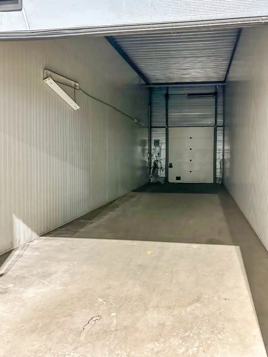 Magazijnen (3x 50m²) Te Huur op industriële site met hoge bereikbaarheid vlakbij R4 foto 2