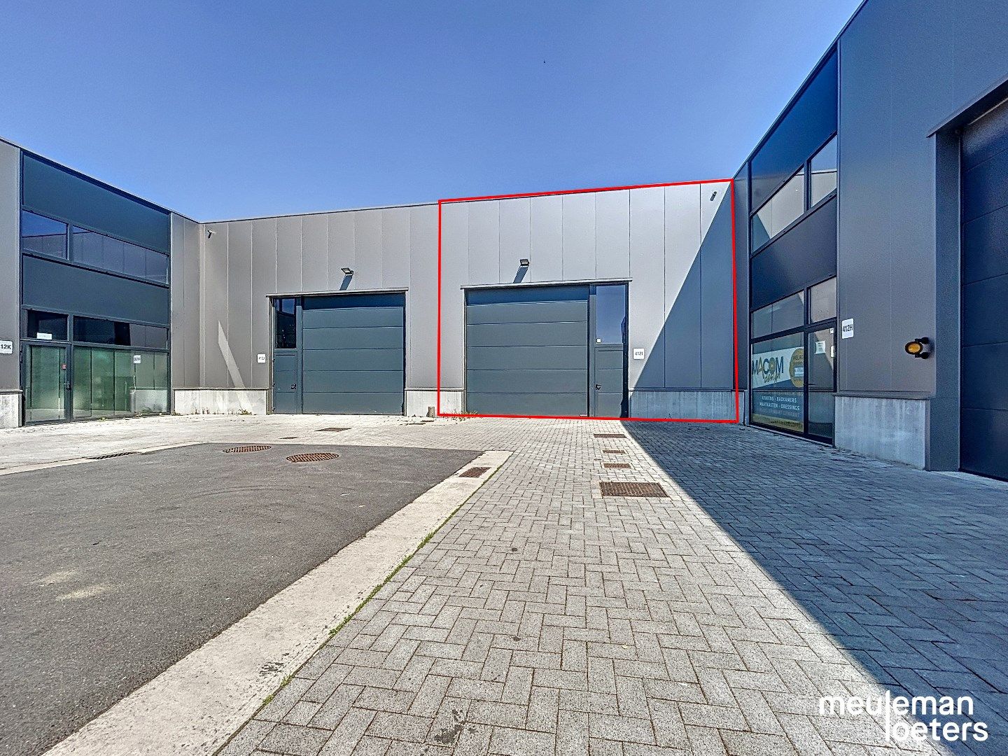 KMO-unit met parkeerplaatsen  foto {{pictureIndex}}