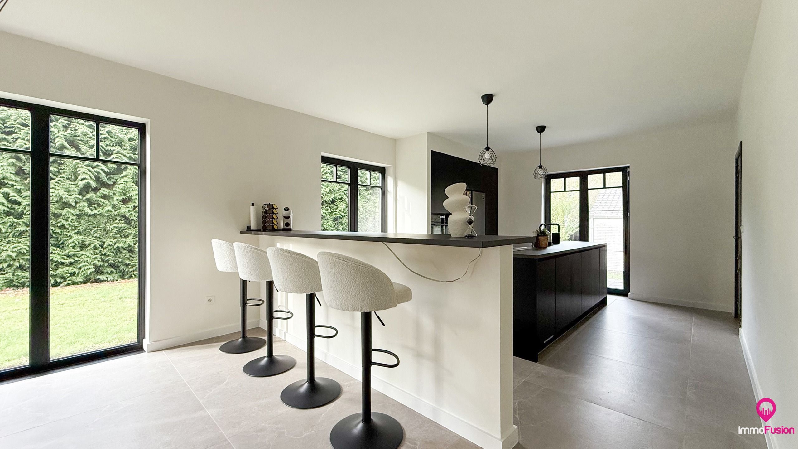 Goed gelegen landelijke villa met 12are grond op toplocatie! foto 4