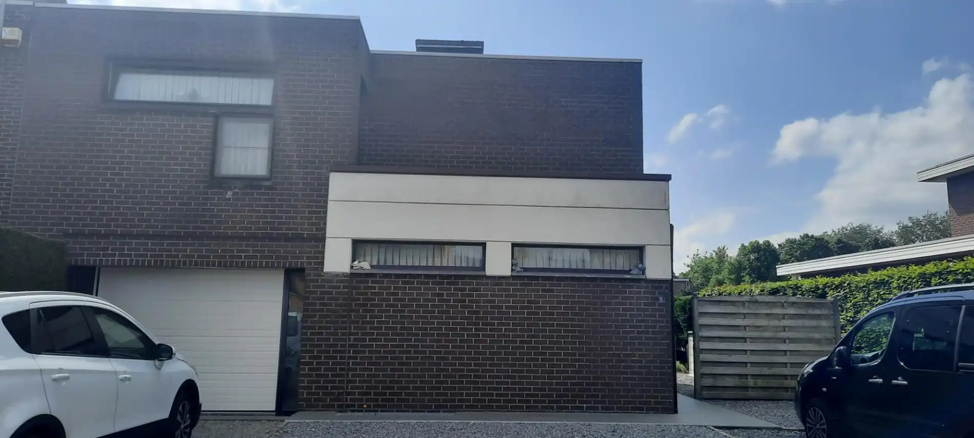 Halfopen woning met 3 slaapkamers, tuin en garage te Neeroeteren.  foto {{pictureIndex}}