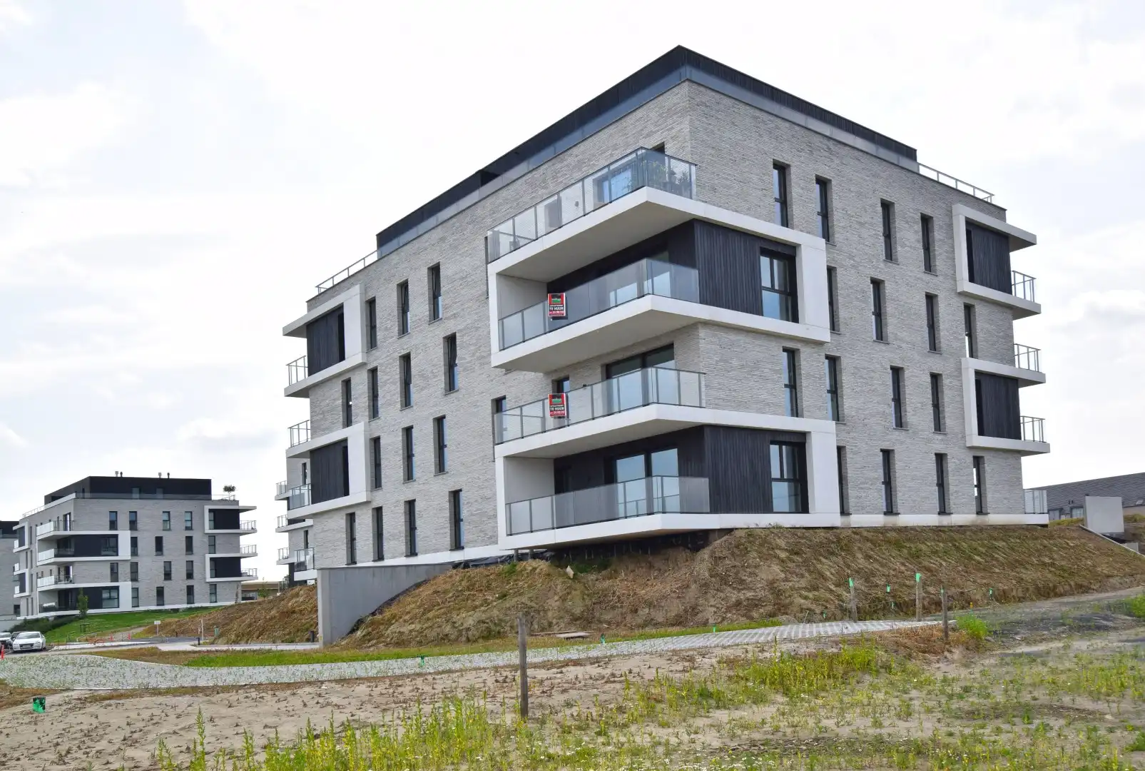 INSTAPKLAAR NIEUWBOUWAPPARTEMENT MET RUSTIGE LIGGING foto {{pictureIndex}}