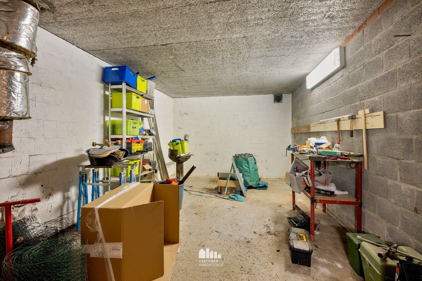 Goed onderhouden villa met grote tuin en twee garages op centrale ligging.   foto 25