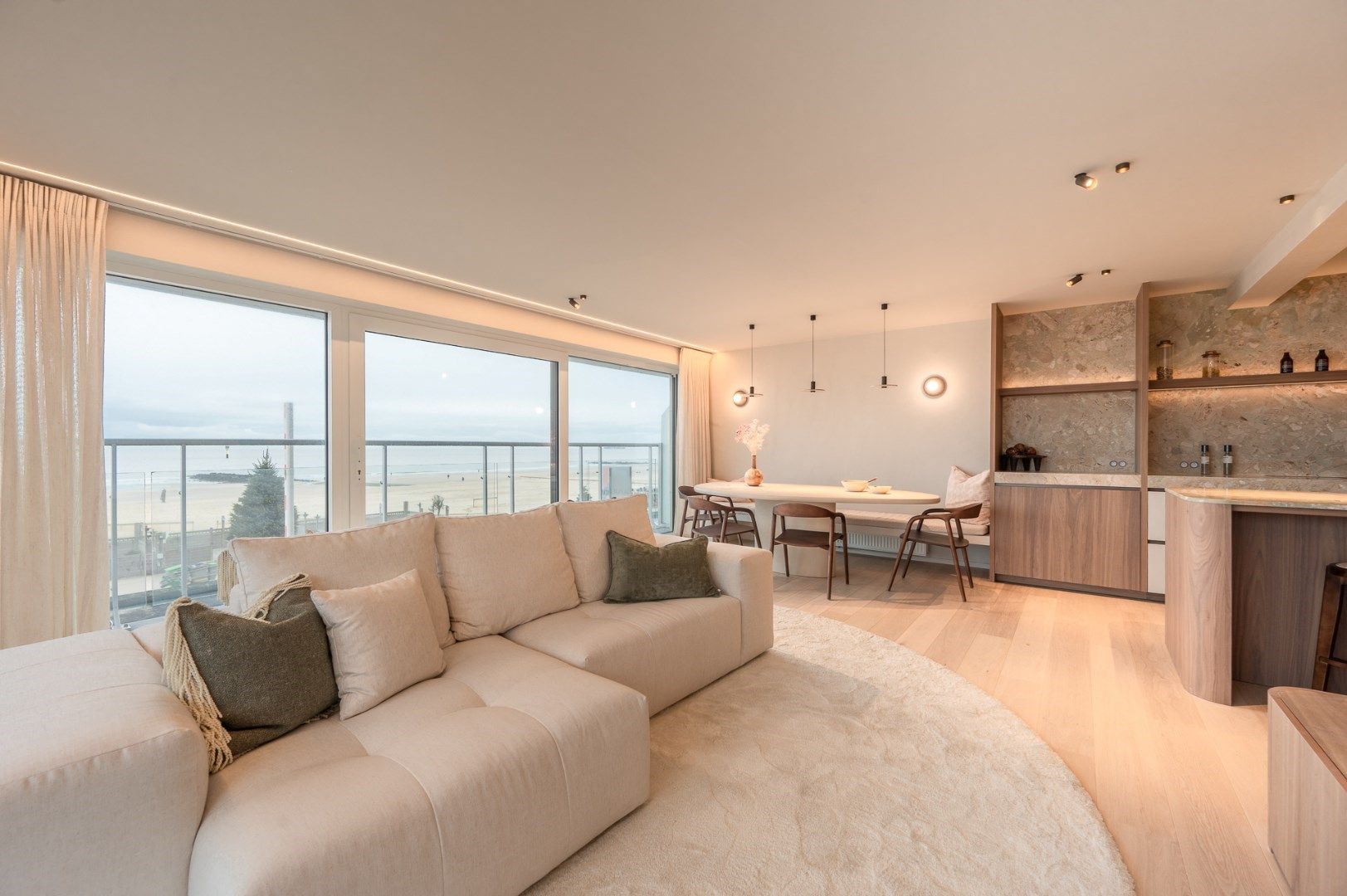 Luxueus gerenoveerd hoekappartement met terrassen en frontaal zeezicht foto 9