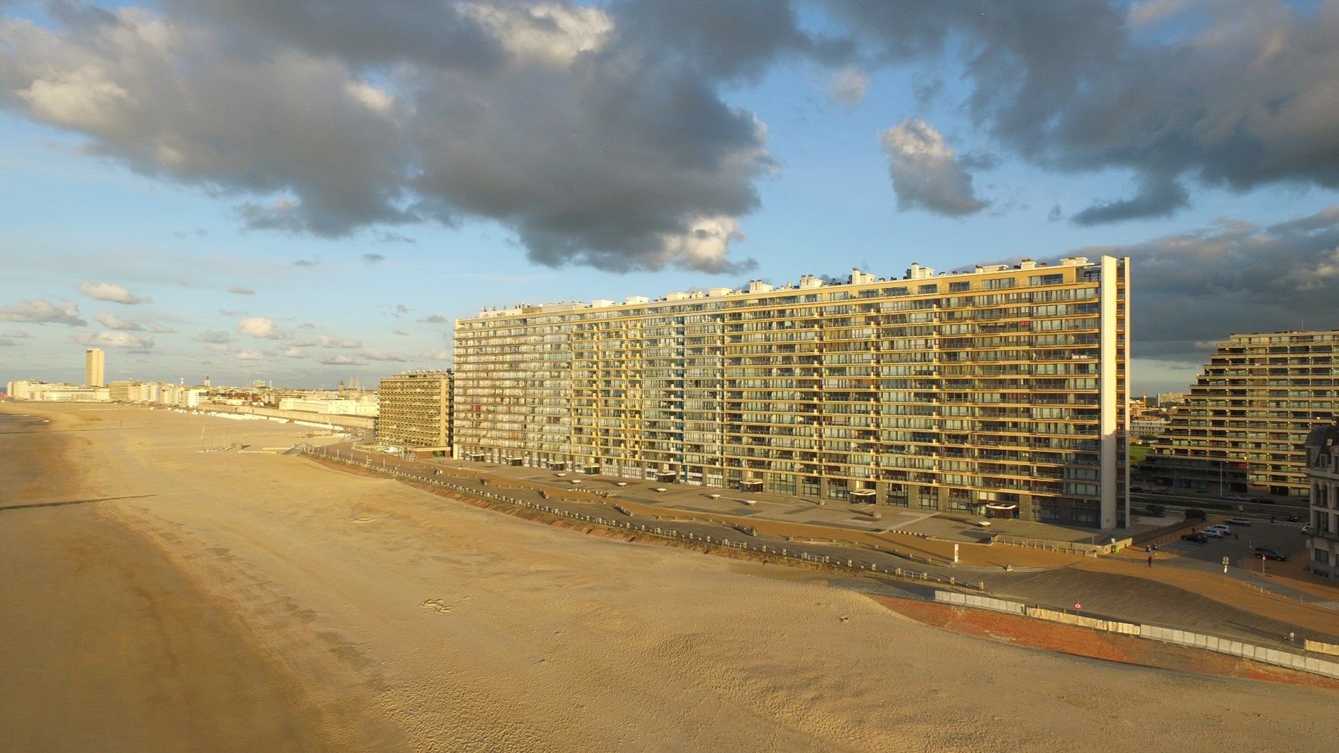 Gemeubelde studio met zicht op zee  foto 1