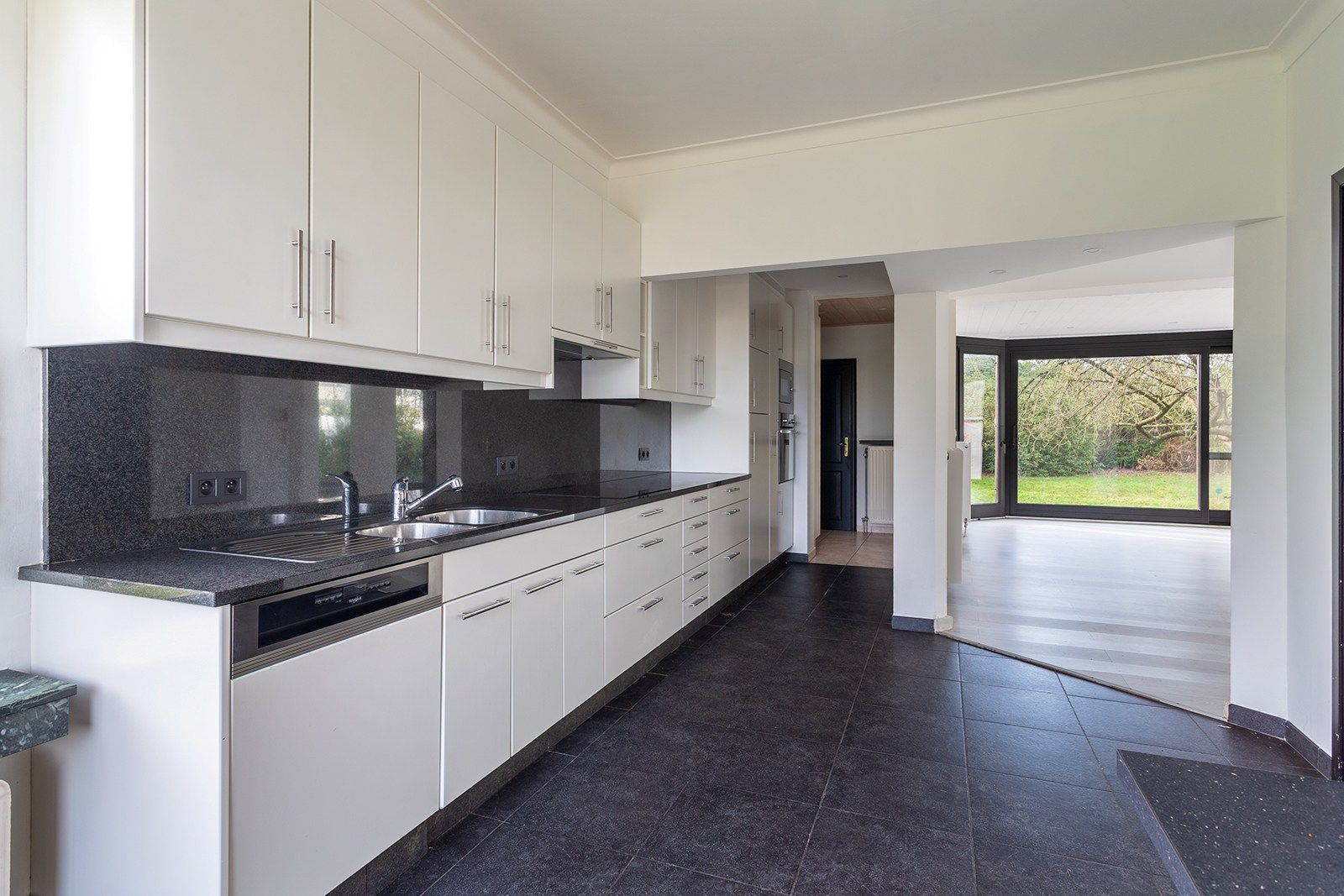 Villa met grote tuin, magazijn én weiland foto 8