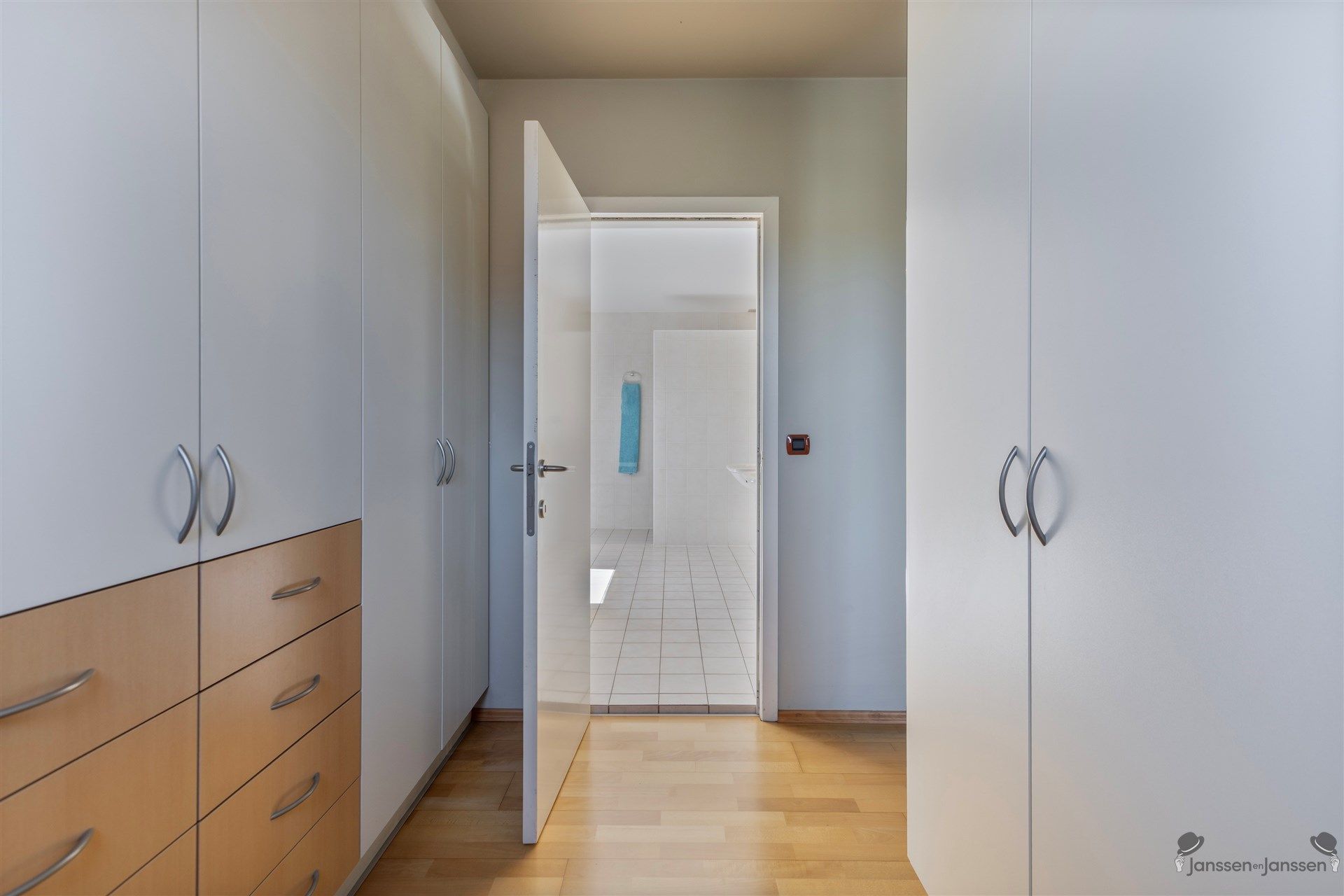 Woning met grote werkplaats  foto 15