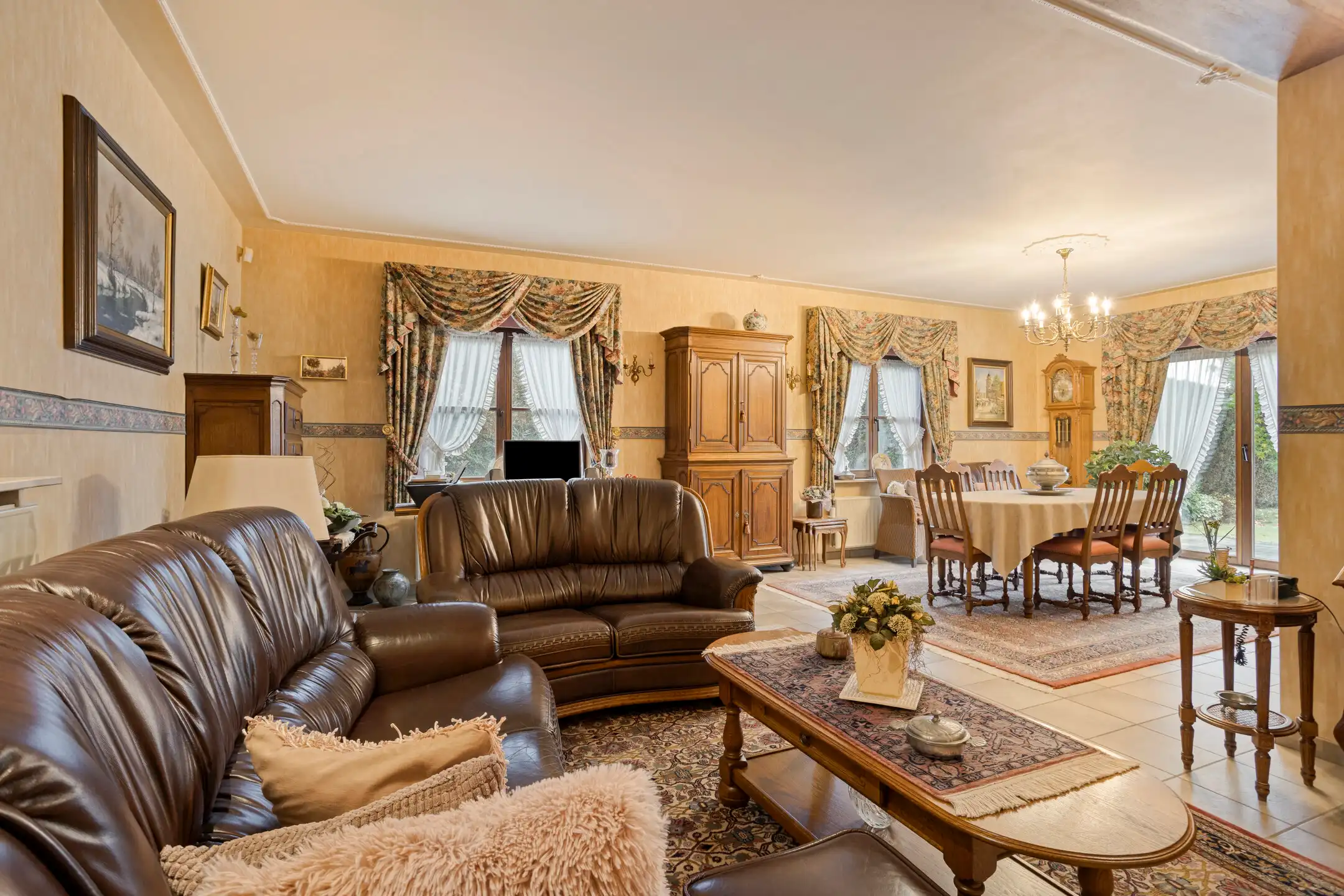 Ruime open bebouwing met 6 slaapkamers foto 5
