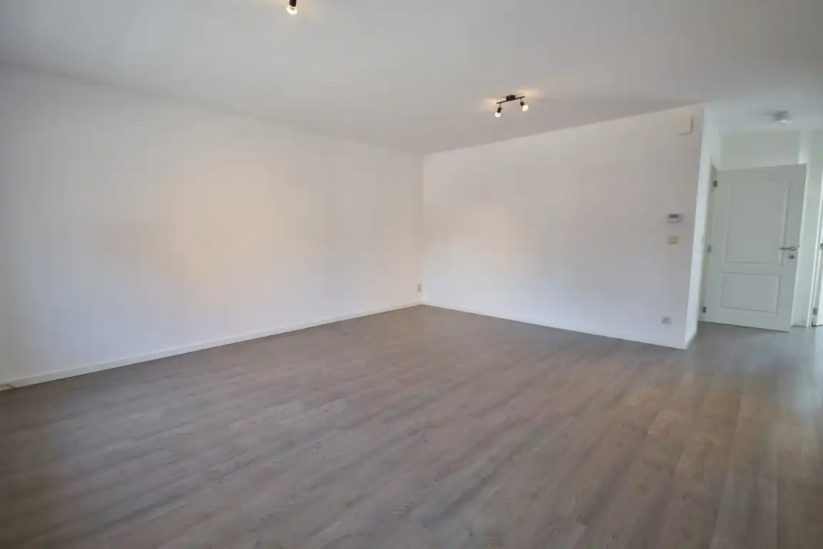 Appartement met 2 slaapkamers, dakterras en parkeer gelegenheid. foto 3