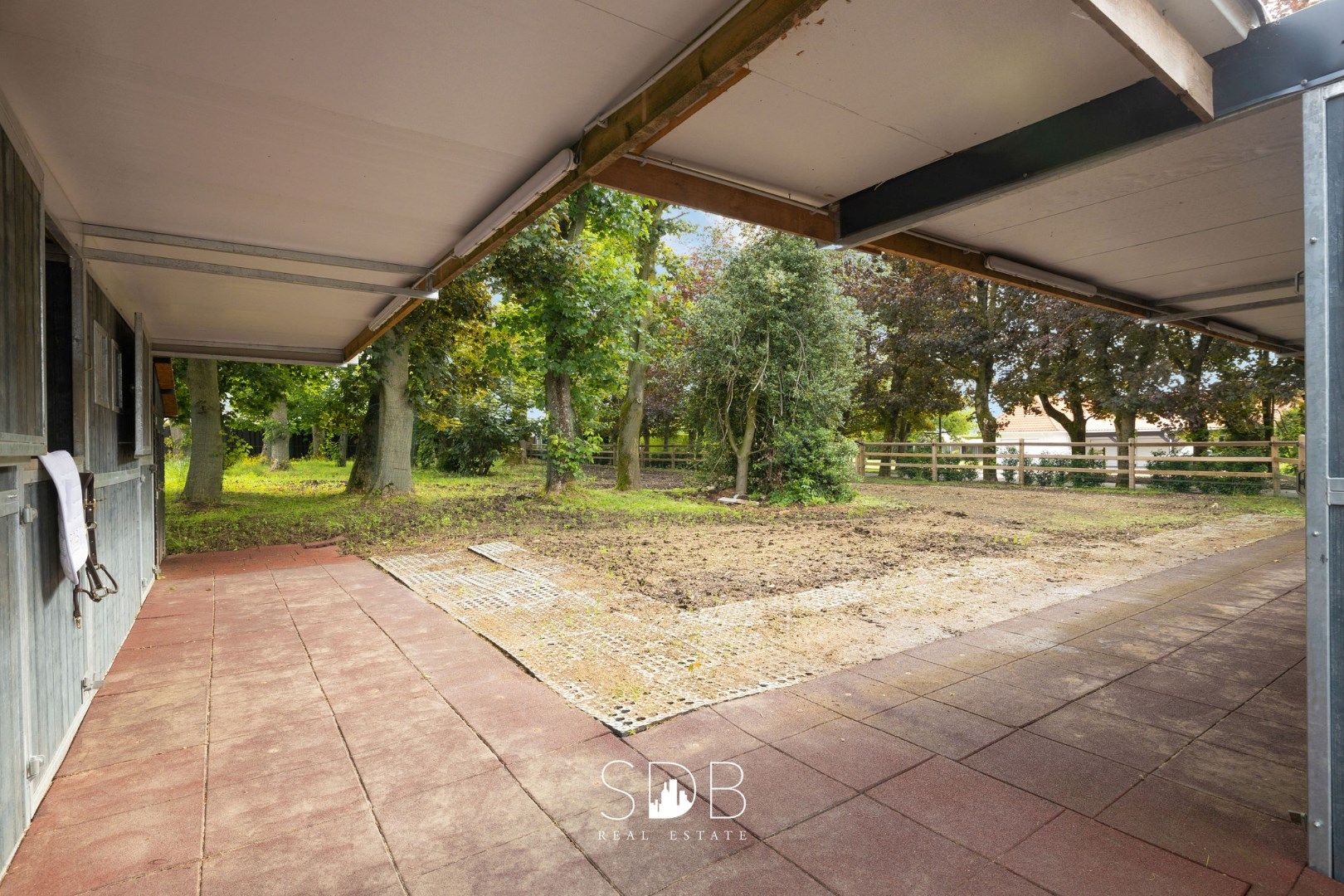 Prachtige villa met zwembad, paardenstallen, paddock en grasland op 1,3HA foto 38