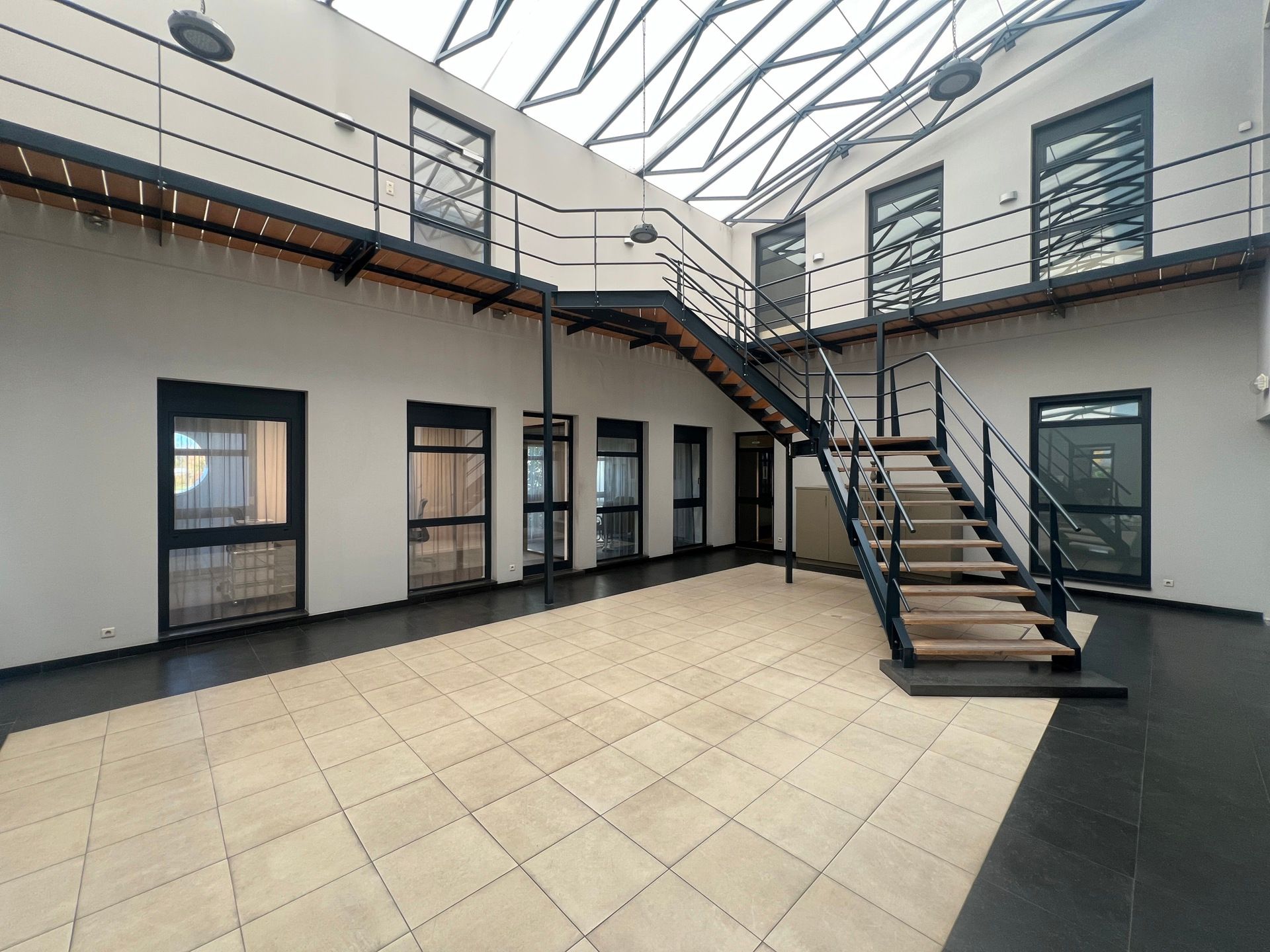 BEDRIJFSGEBOUW MET VERHARD BUITENTERREIN foto 11