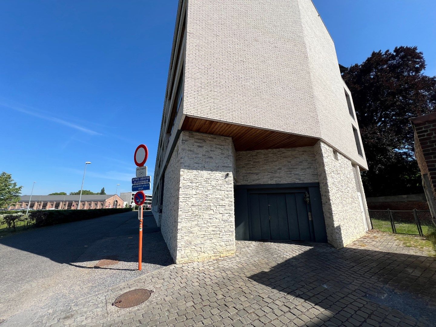 Zeer goed gelegen overdekte autostaanplaats in parkeerkelder foto 2
