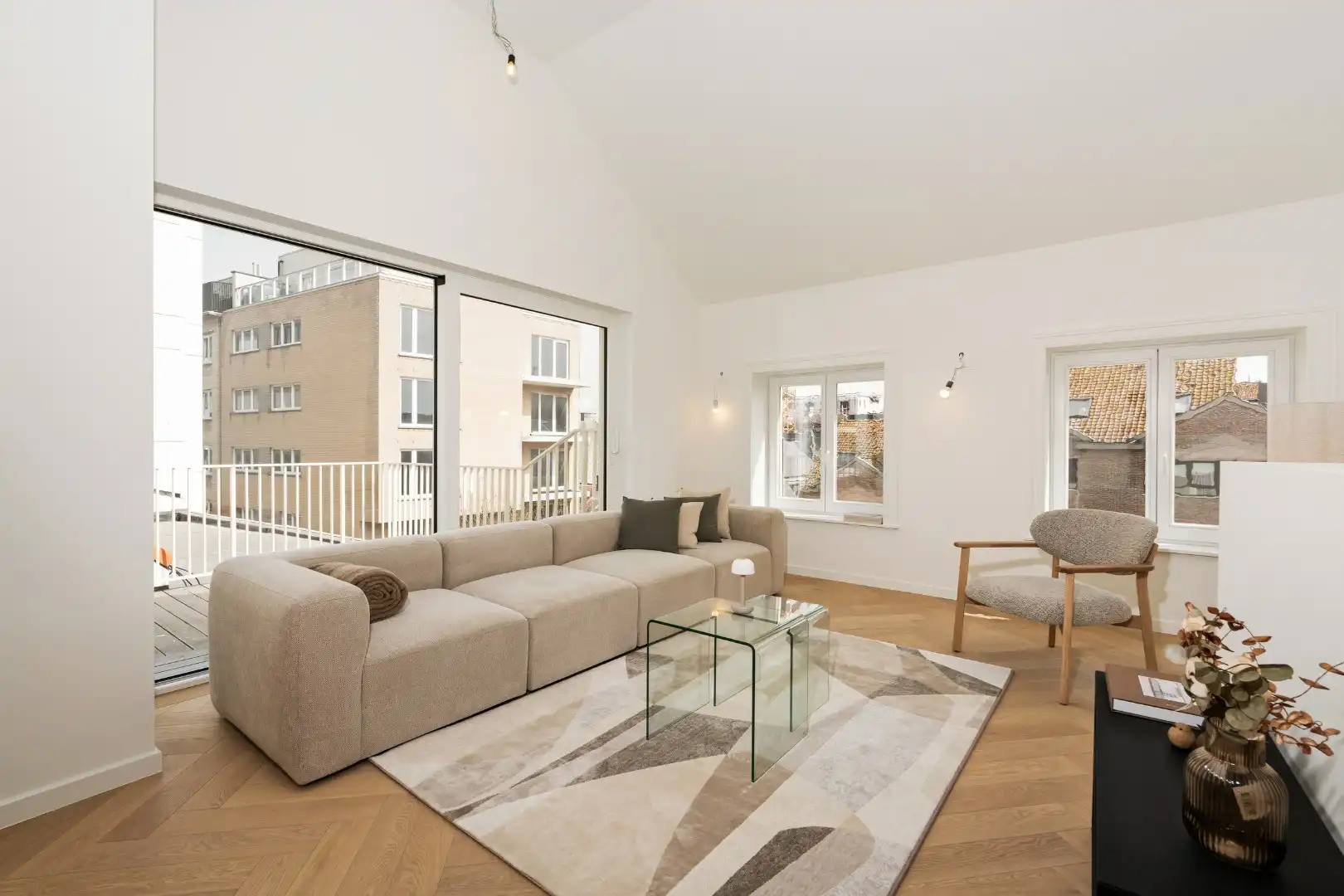 Luxueus penthouse duplex te koop in Oostende in Villa Rembrandt met terras, karaktervolle renovatie en moderne afwerking foto {{pictureIndex}}