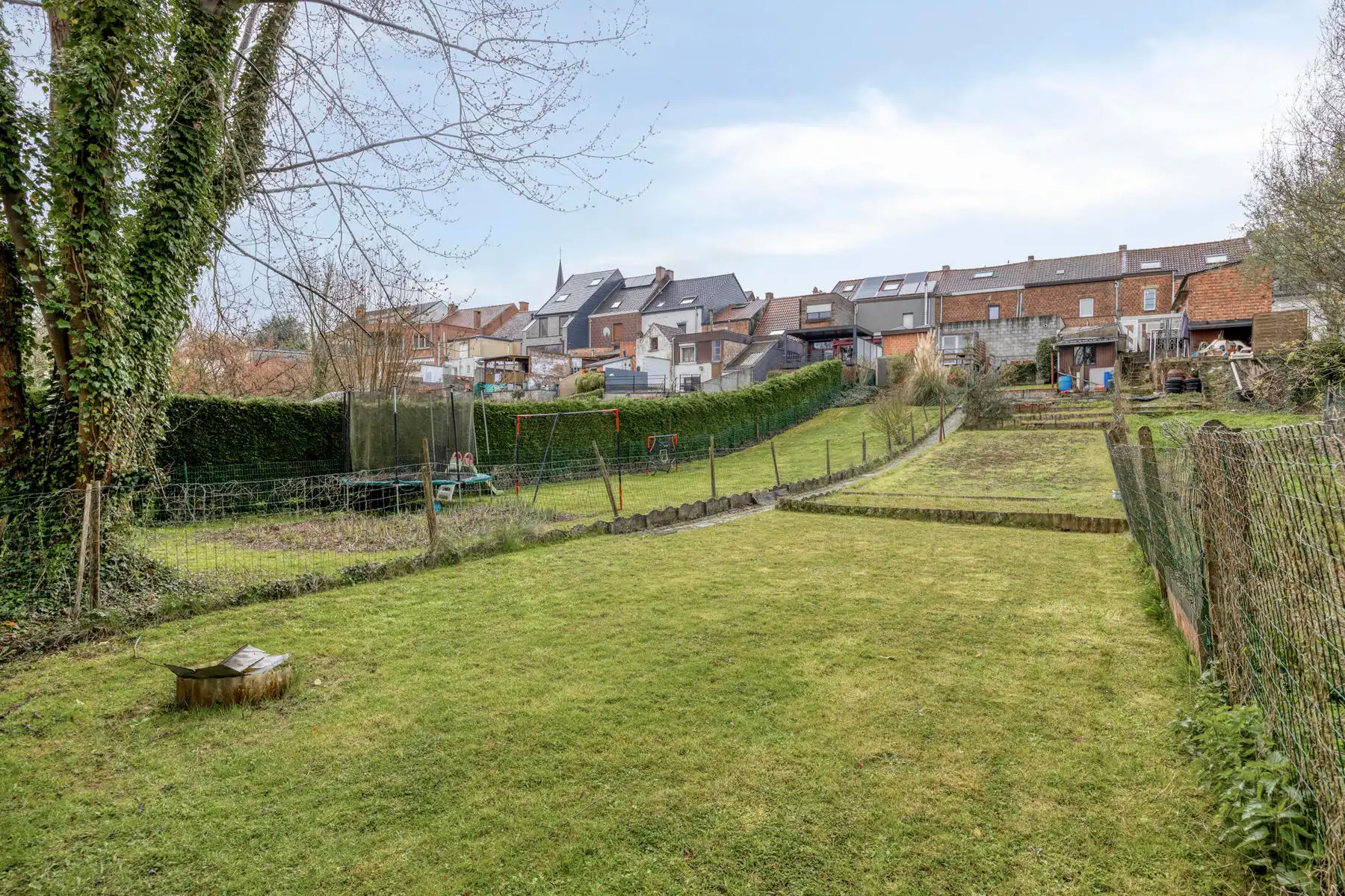 Rijwoning met 2 slaapkamers, inrichtbare zolder & grote tuin foto 25