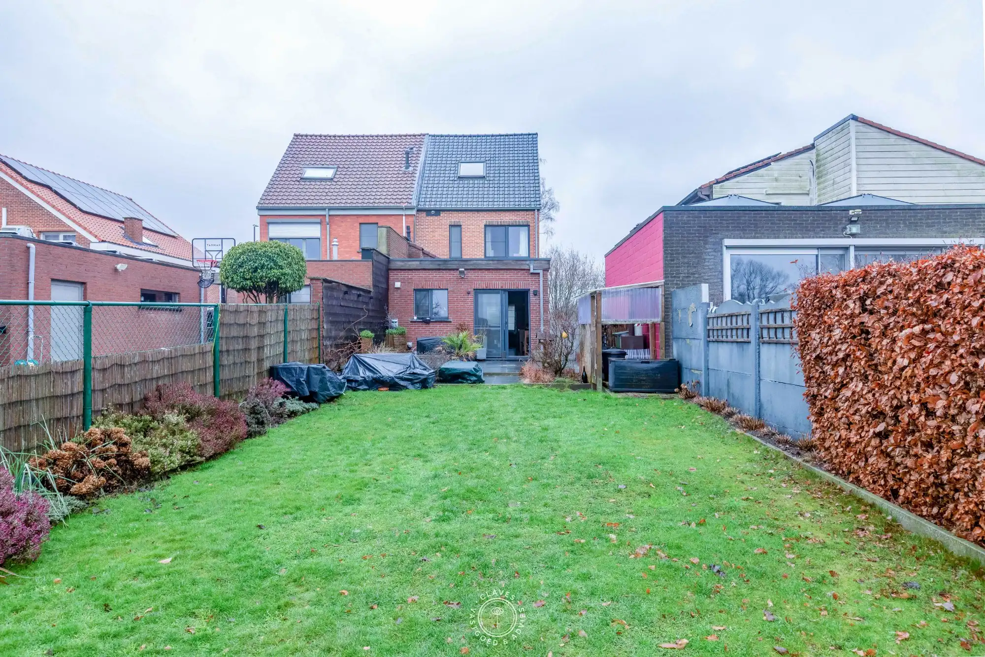 Charmante halfopen bebouwing met open zicht op achterliggende velden foto 2