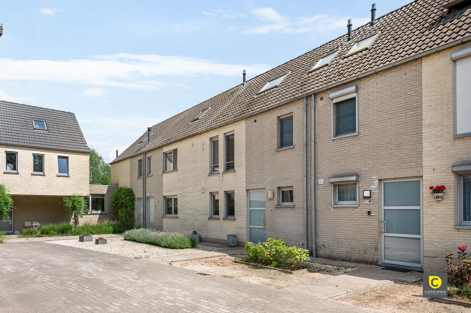 Recente instapklare woning op woonerf foto {{pictureIndex}}