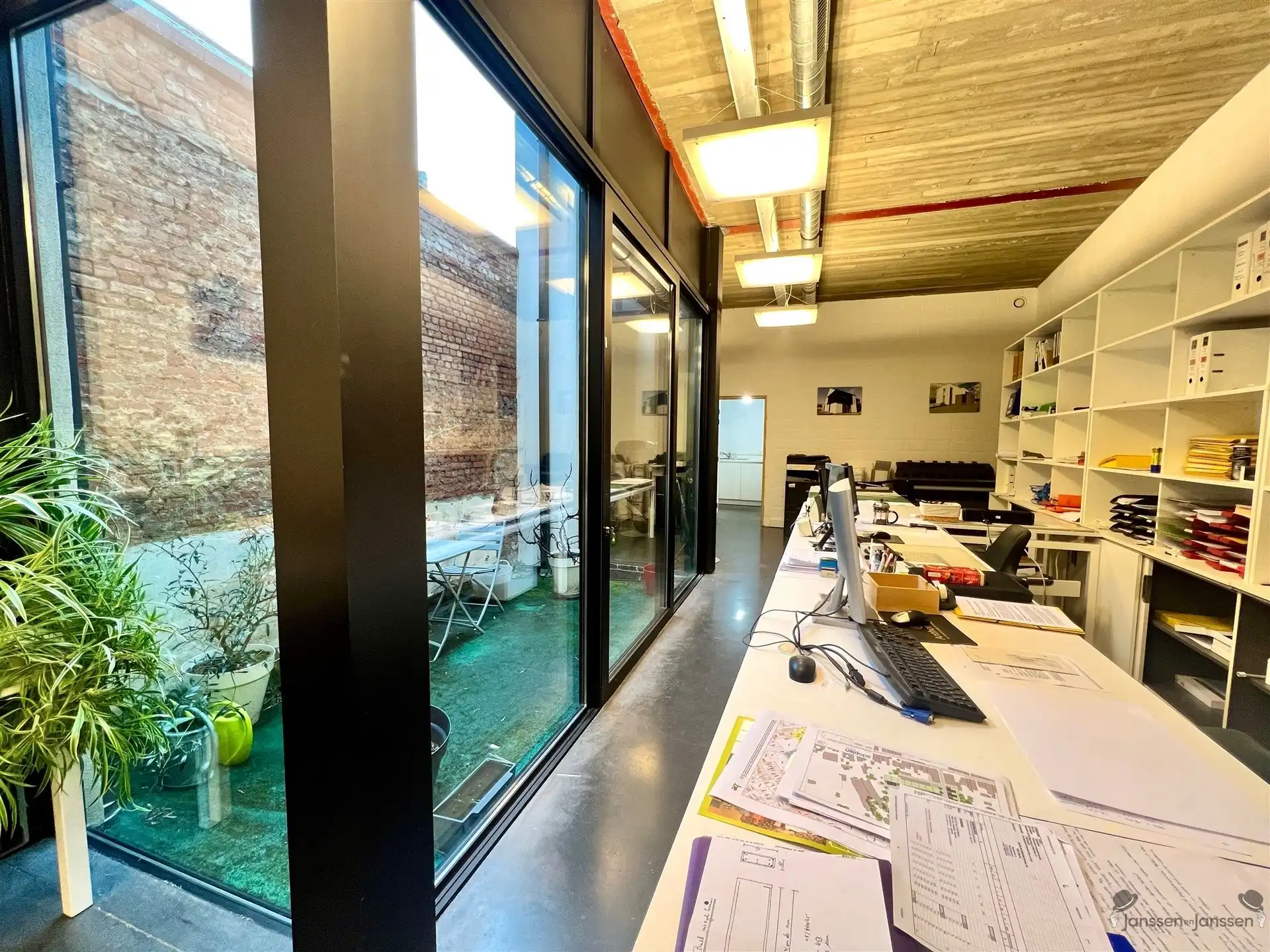 Centraal gelegen handelspand foto 5