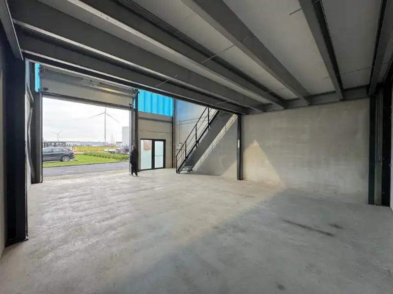 Magazijnruimte van 88 m² met mezzanine (±35 m²) en parking in Evergem foto 2